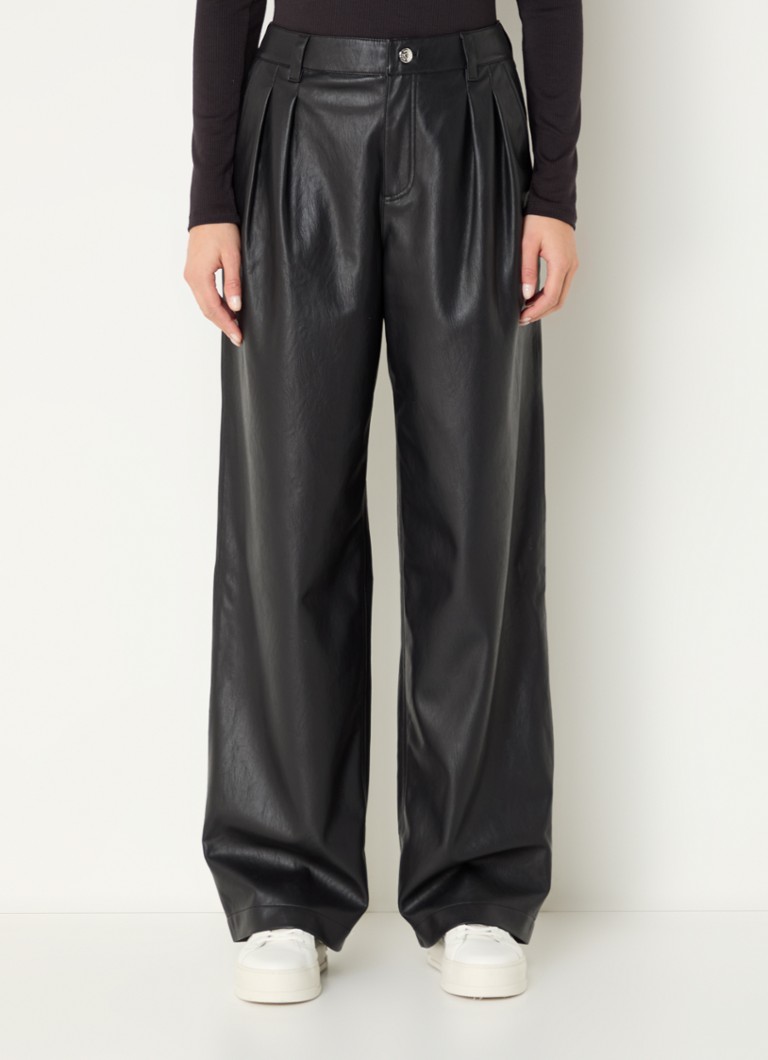 Pantaloni HUGO BOSS din piele ecologică, cu talie înaltă și croială largă, cu detalii plisate.