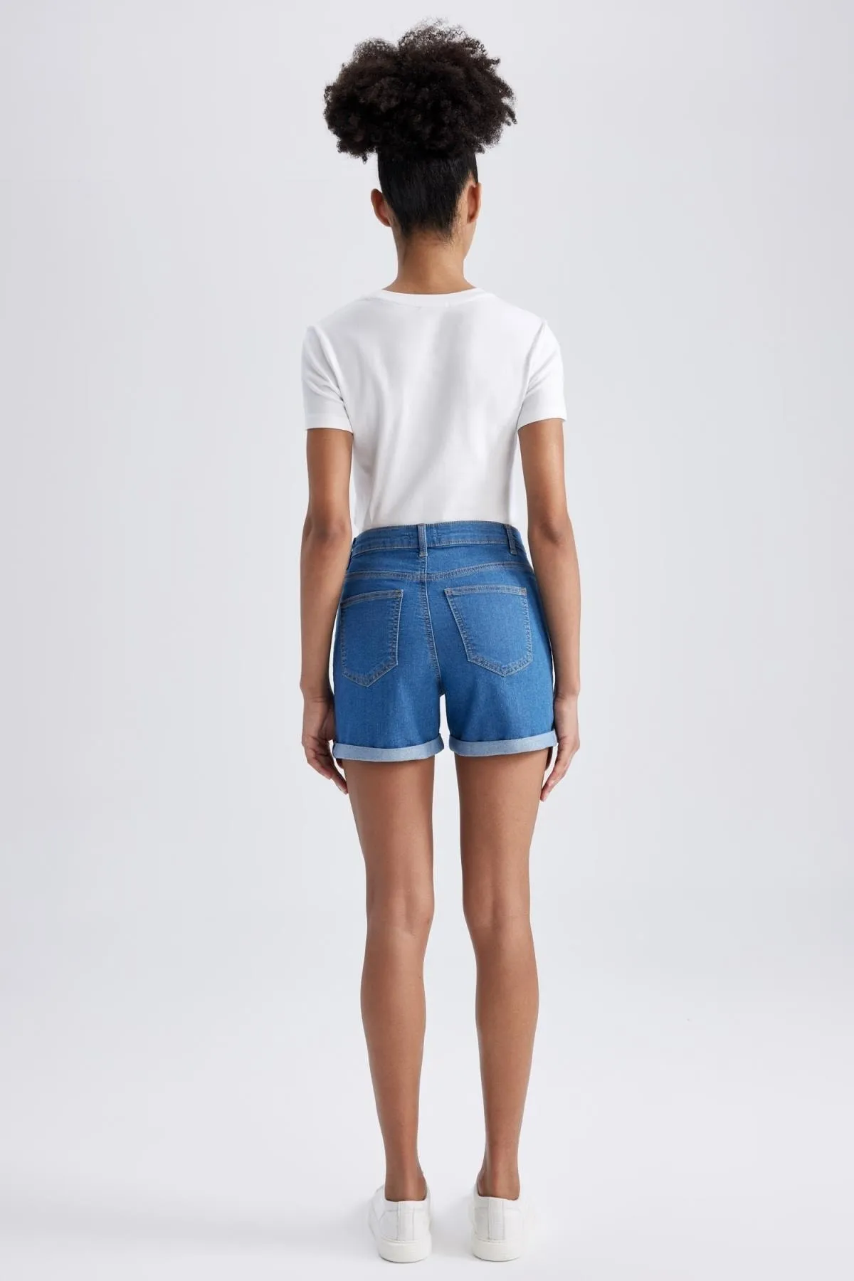 DeFacto  Jeans-Shorts mit normaler Taille und umgeschlagenem Bein A1959ax23sm