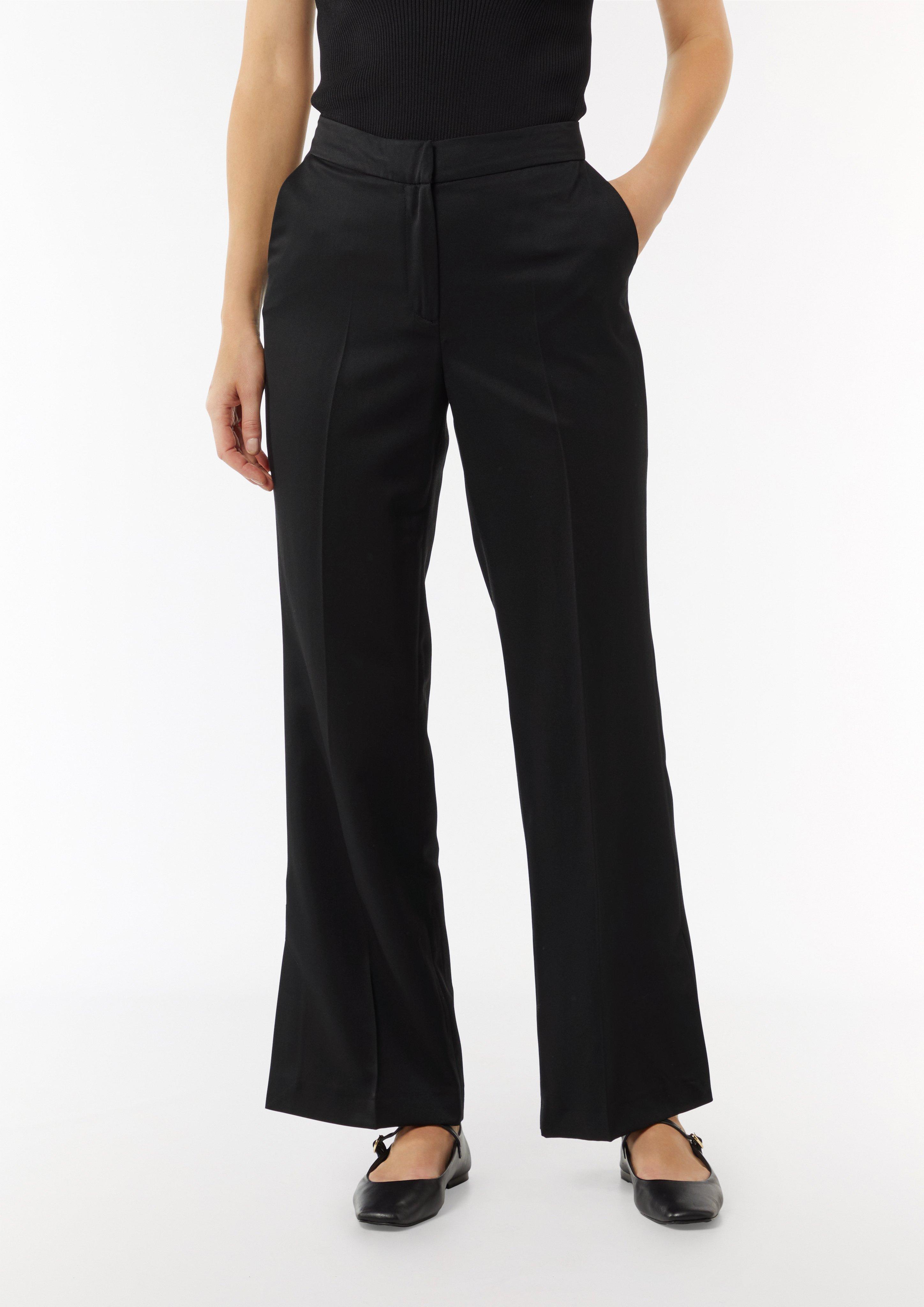 Leicht glänzende Hose mit Flared Leg und Schlitzdetails - schwarz