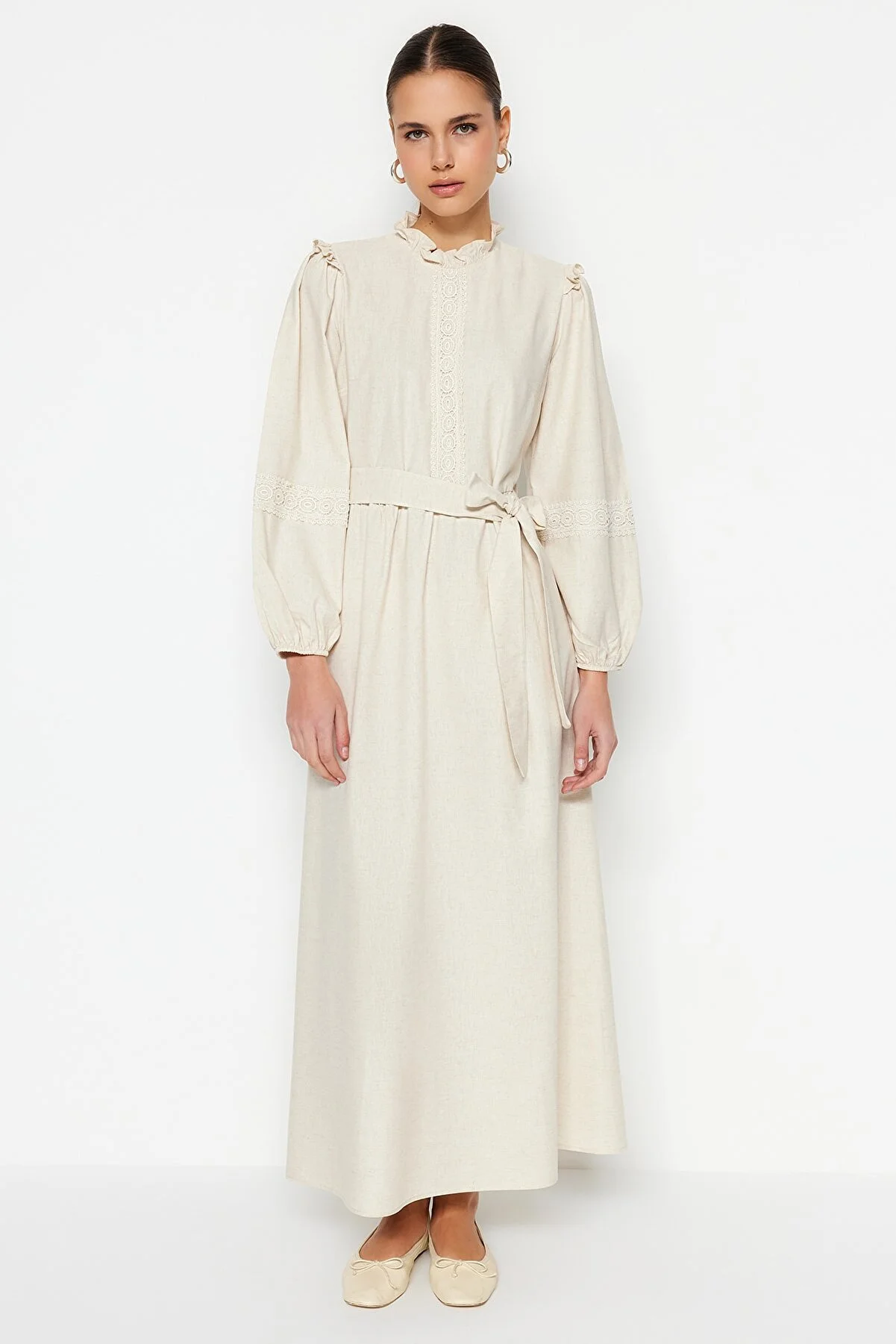 Trendyol Modest  Cremefarbenes Kleid aus gewebtem Leinenmischgewebe mit Guipure-Stoff mit Gürtel und Rüschendetail TCTSS23EB00011