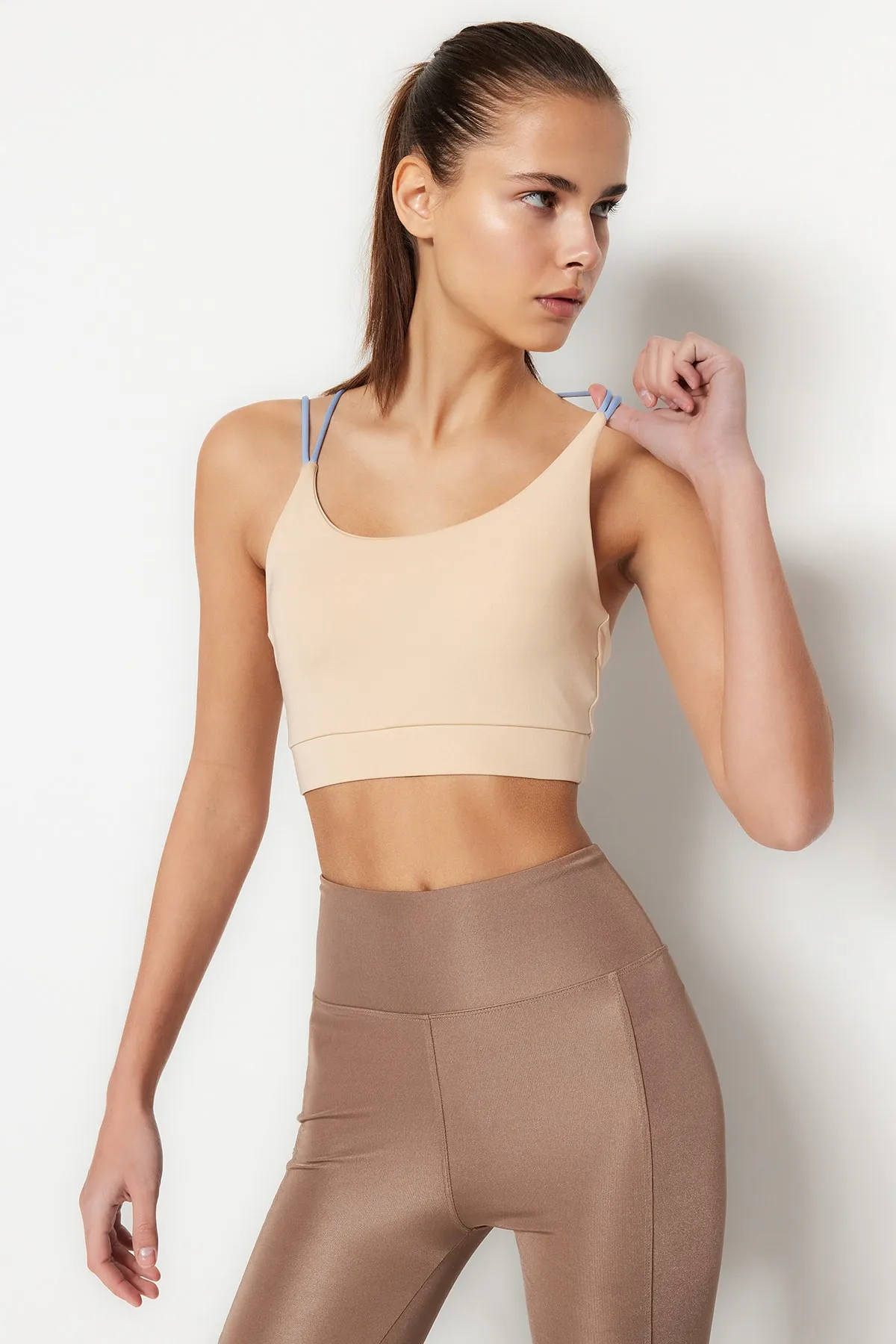 Trendyol Collection  Ecrufarbener Strick-Sport-BH mit Stütz-/Styling-Rücken und Seilträgern THMSS23SS00038