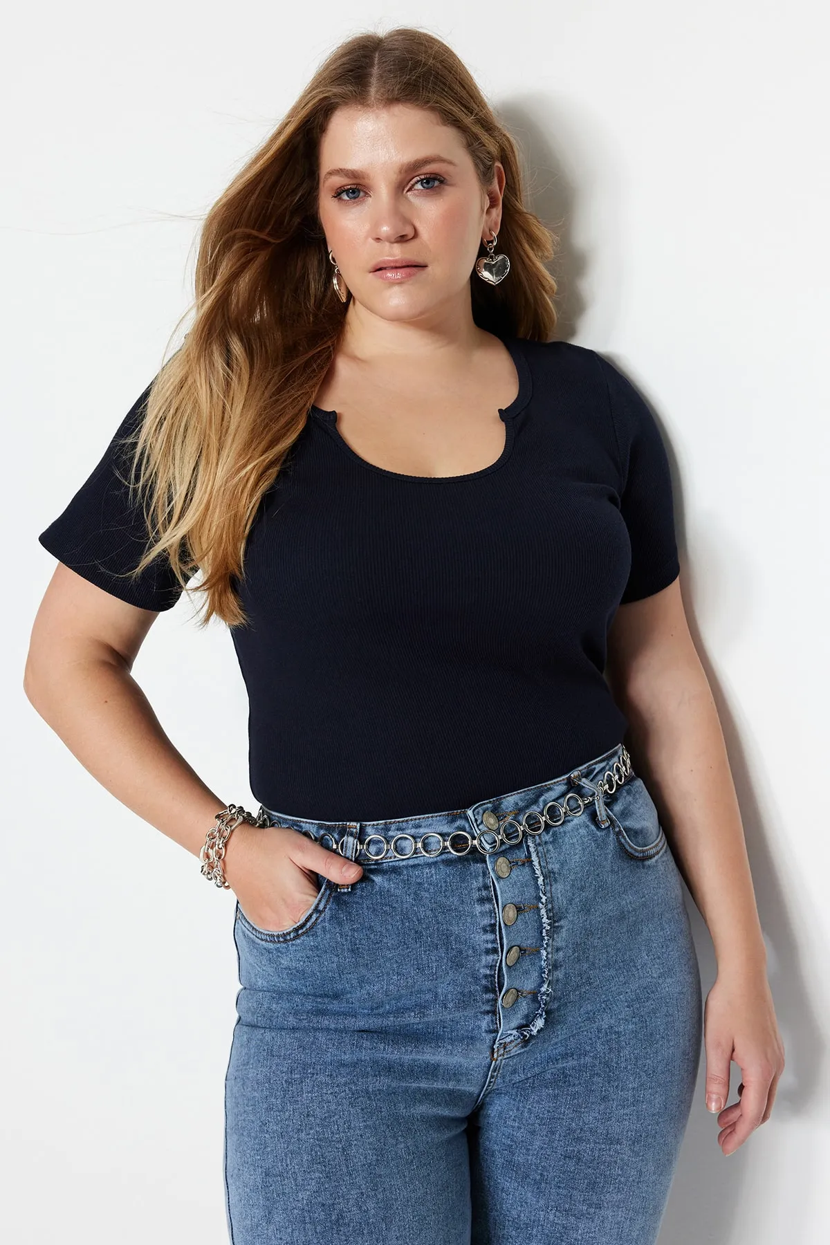 Trendyol Curve  Marineblaues, geripptes Strick-T-Shirt mit Kragen und detailliertem Kragen TBBSS23BF00012