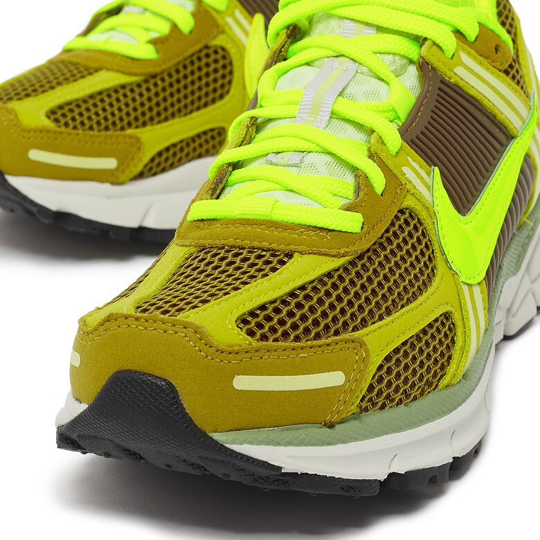 NIKE Wmns Zoom Vomero 5 