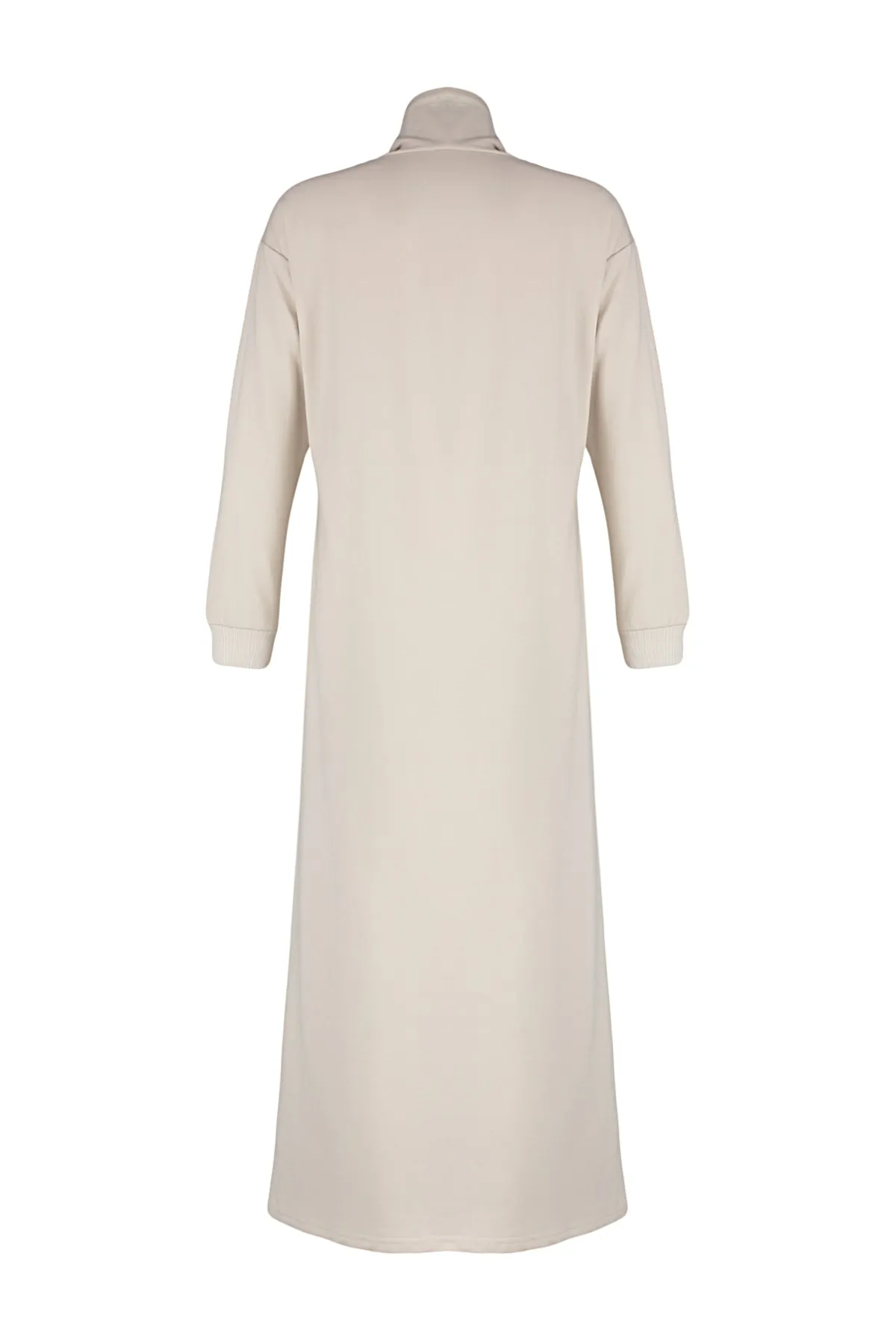 Trendyol Modest  Beiges Maxi-Strickkleid mit Degaje-Kragen und Spitzendetail TCTSS22EB0132