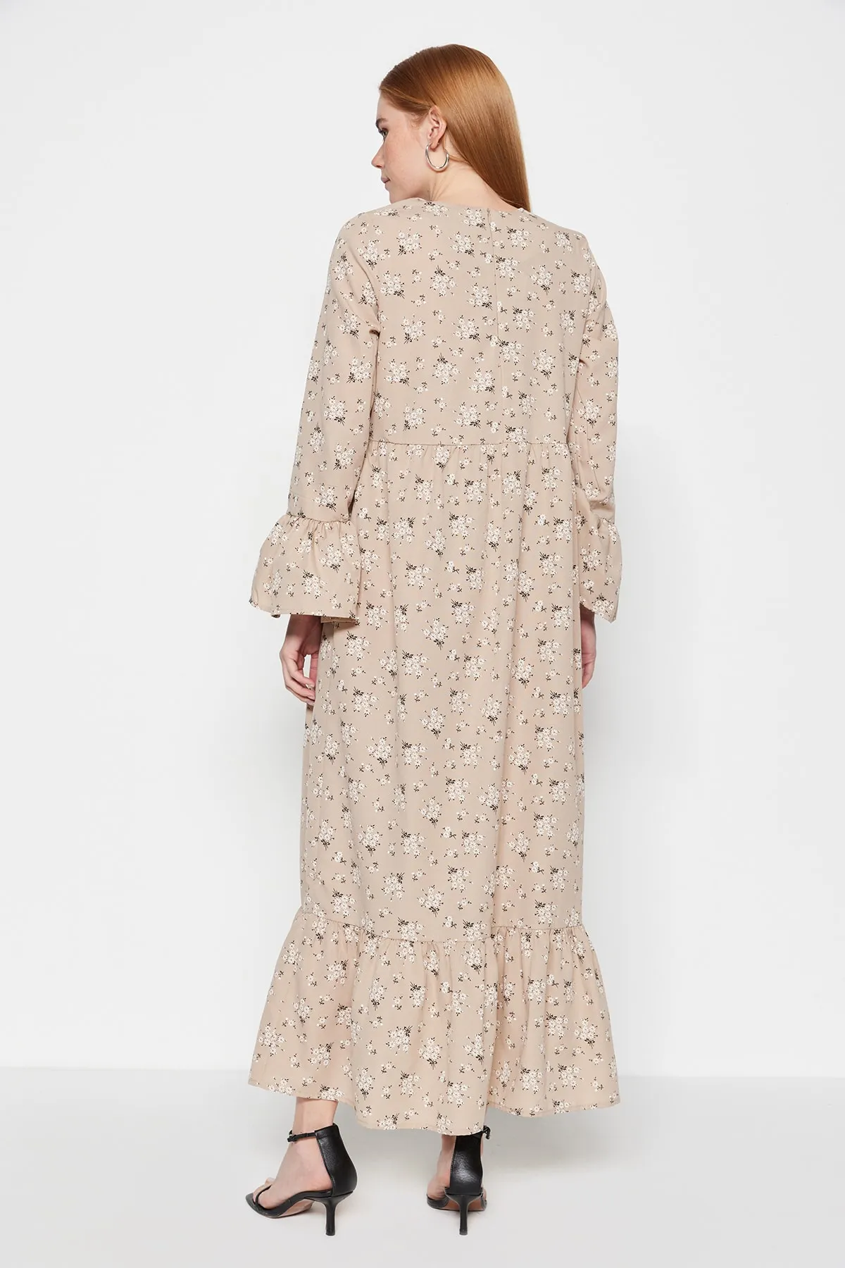 Trendyol Modest  Dunkelbeiges Kleid aus gewebter Baumwolle mit Blumenmuster und Schwungrad-Detail an den Ärmeln TCTSS23EB00273