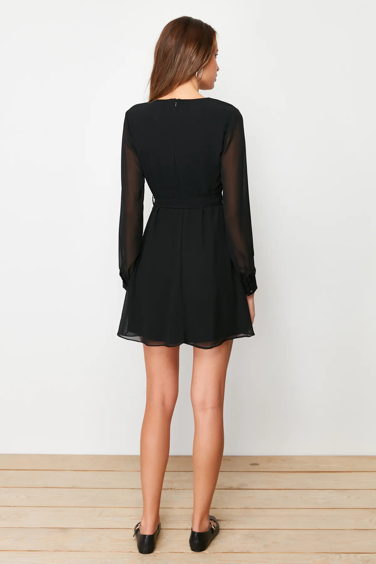 Trendyol Collection  Schwarzes Mini-Webkleid in A-Linie mit V-Ausschnitt TWOAW22EL0691