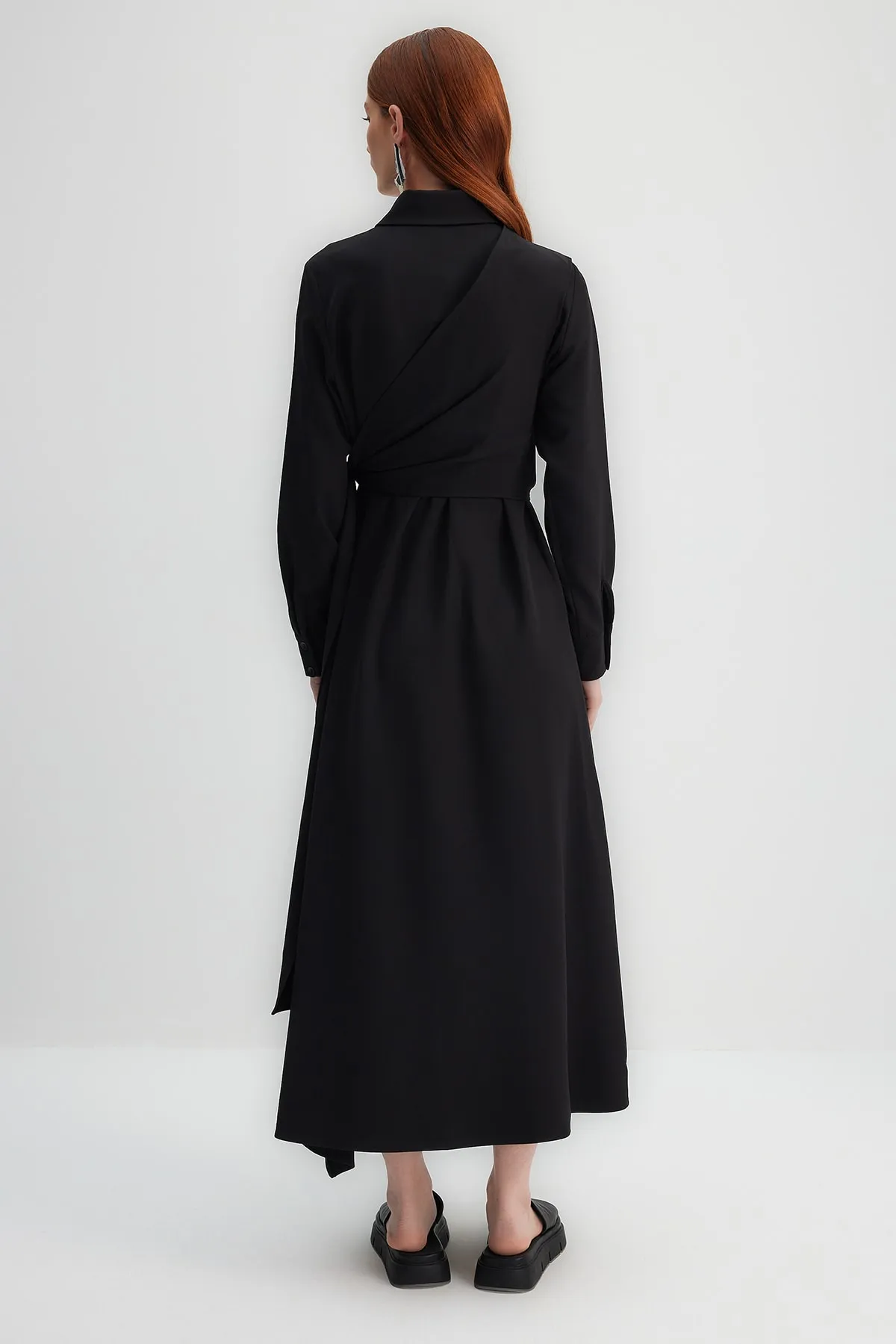 Trendyol Modest  X Kevser Sarıoglu Schwarzes gewebtes Hemdblusenkleid mit abnehmbarem Bindedetail TCLSS23EB00013