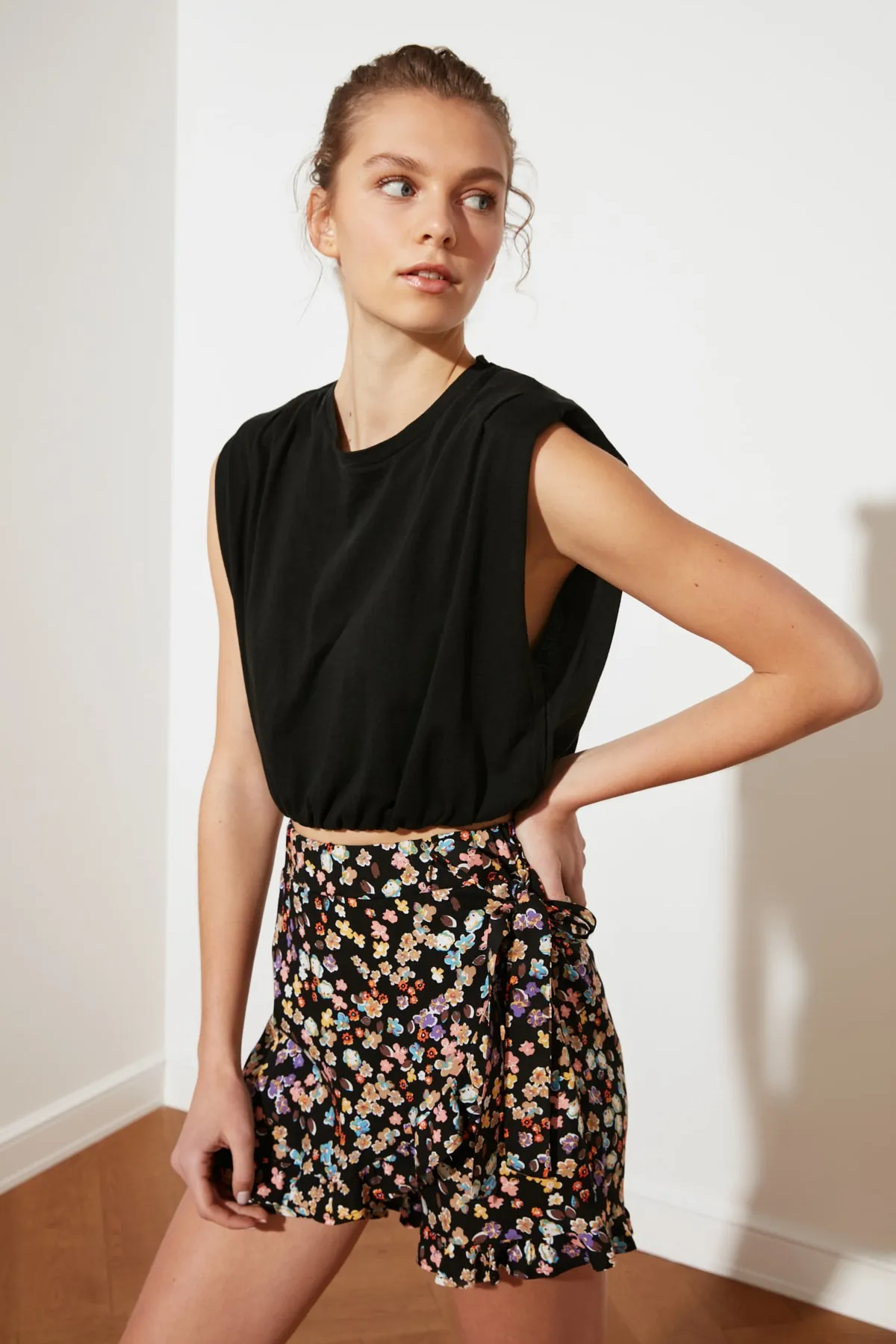 Trendyol Collection  Schwarzer zweireihiger Shortsrock aus gewebter Viskose mit Rüschen und Blumenmuster TWOSS21SR0090