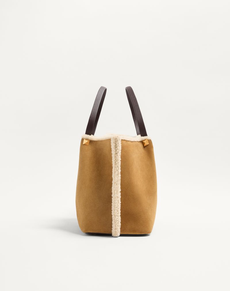 Bolsa de compras média Valentino Garavani em camurça com forro de pele de carneiro.