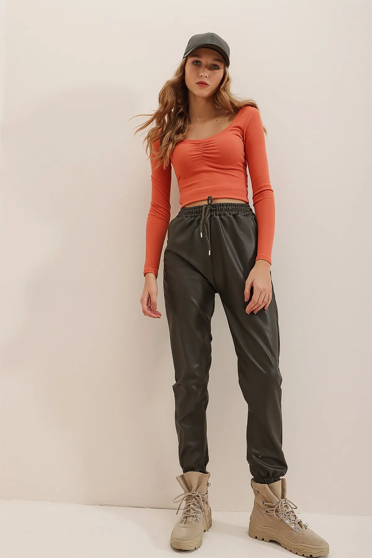 Trend Alaçatı Stili  Khakifarbene Damen-Hose aus Kunstleder mit doppelten Taschen an der Taille und am Handgelenk, elastisch, lässig, ALC-X7329