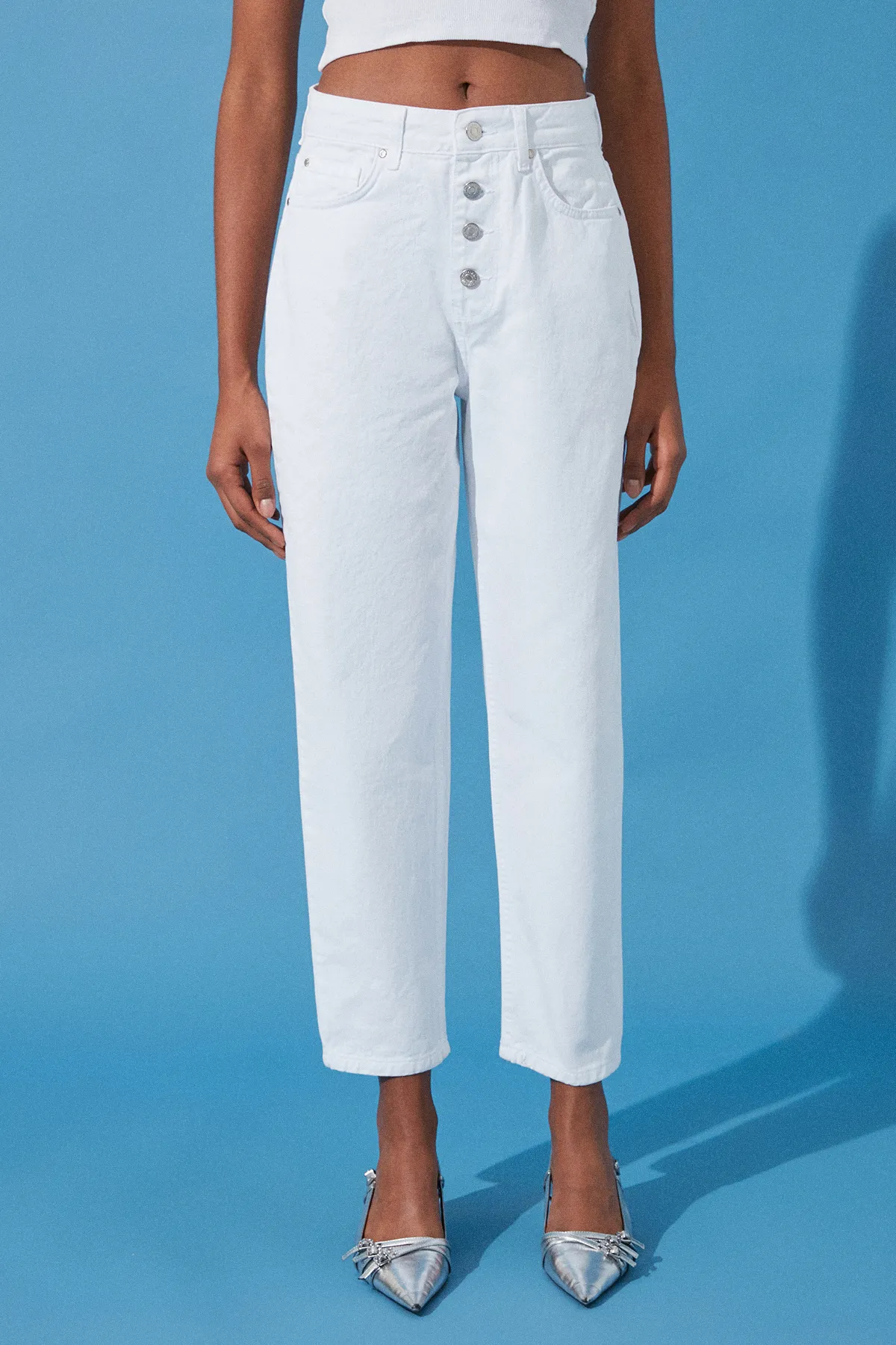Trendyol Collection  Weiße Mom-Jeans mit hoher Taille und Knopfleiste vorne TWOSS24JE00138