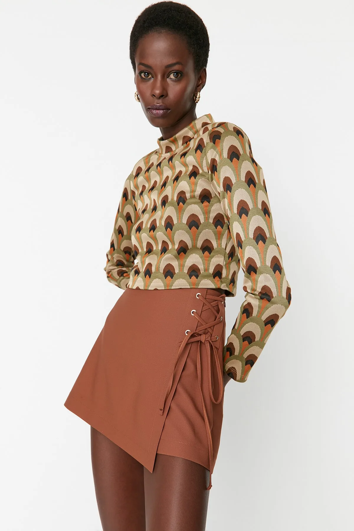 Trendyol Collection  Brauner gewebter Shortsrock mit Einfassung und Ösendetail TWOAW21SR0038