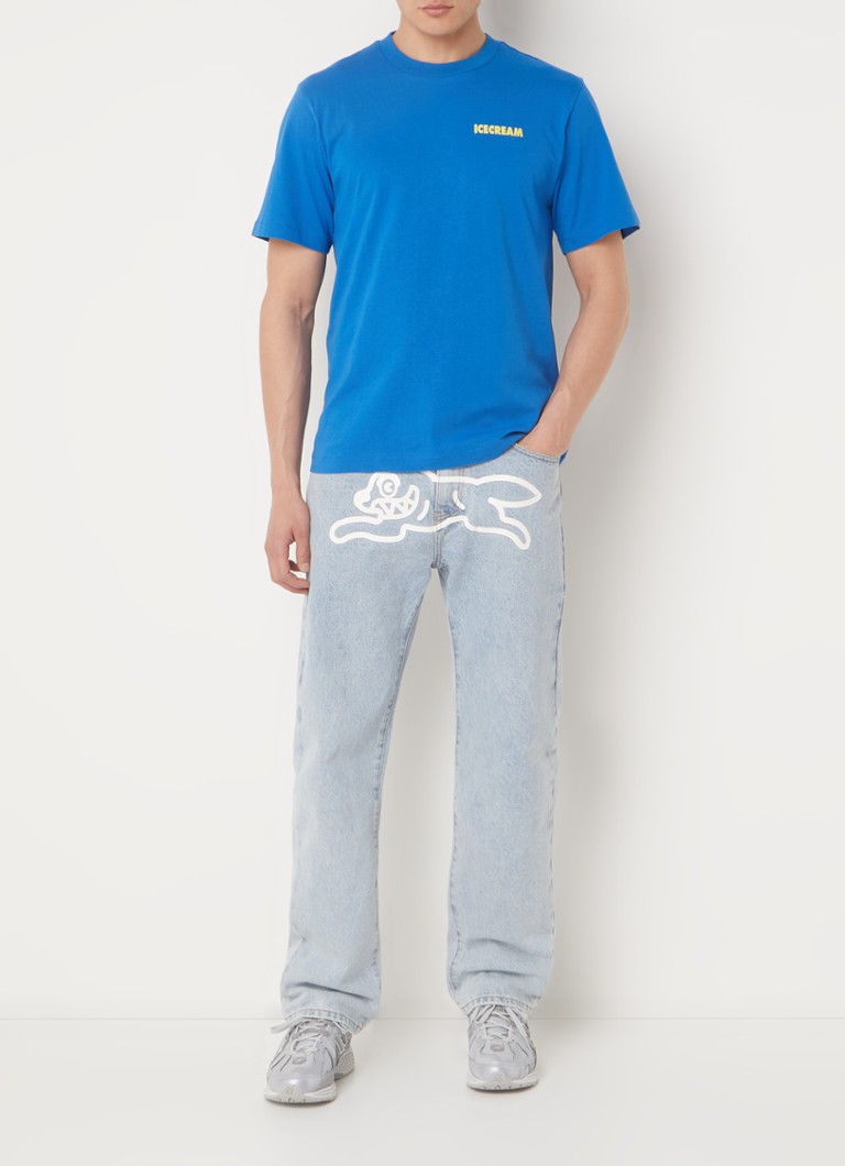 Un tricou cu cuvintele „Servim înghețată” și un logo imprimat pe spate.