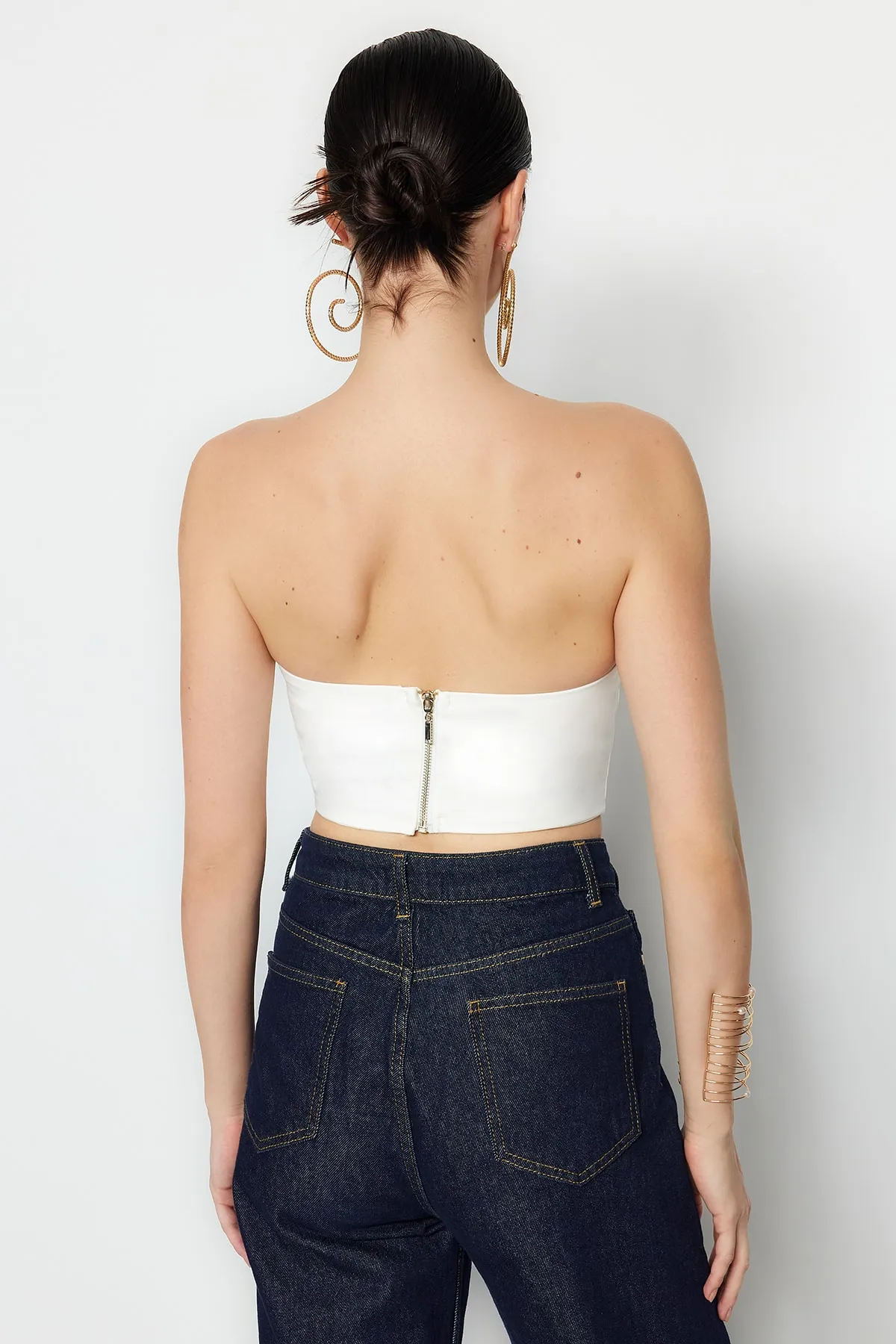 Trendyol Collection  Weißes, bauchfreies, gefüttertes, gewebtes Korsett mit detailliertem Bustier TPRSS21BS0032