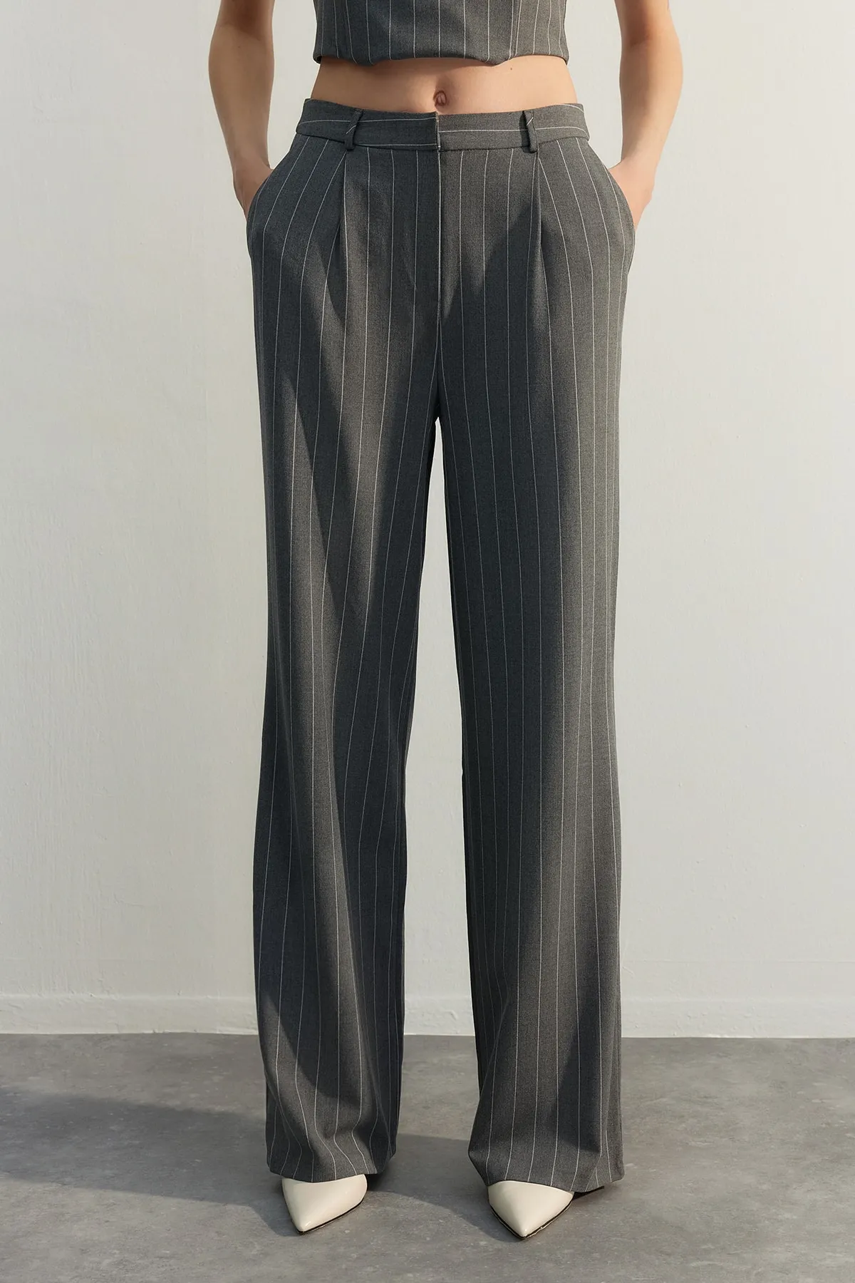 Trendyol Collection  Mehrfarbige gestreifte Webhose mit weitem Bein TWOSS23PL00319