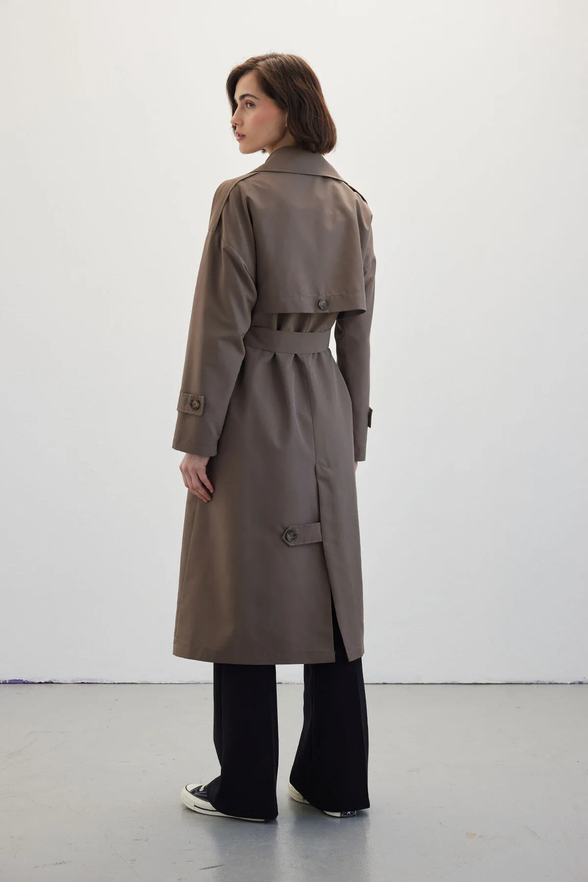 Manuka  ZWEIREIHIGER TRENCHCOAT AUS NERZ MIT KNÖPFEN