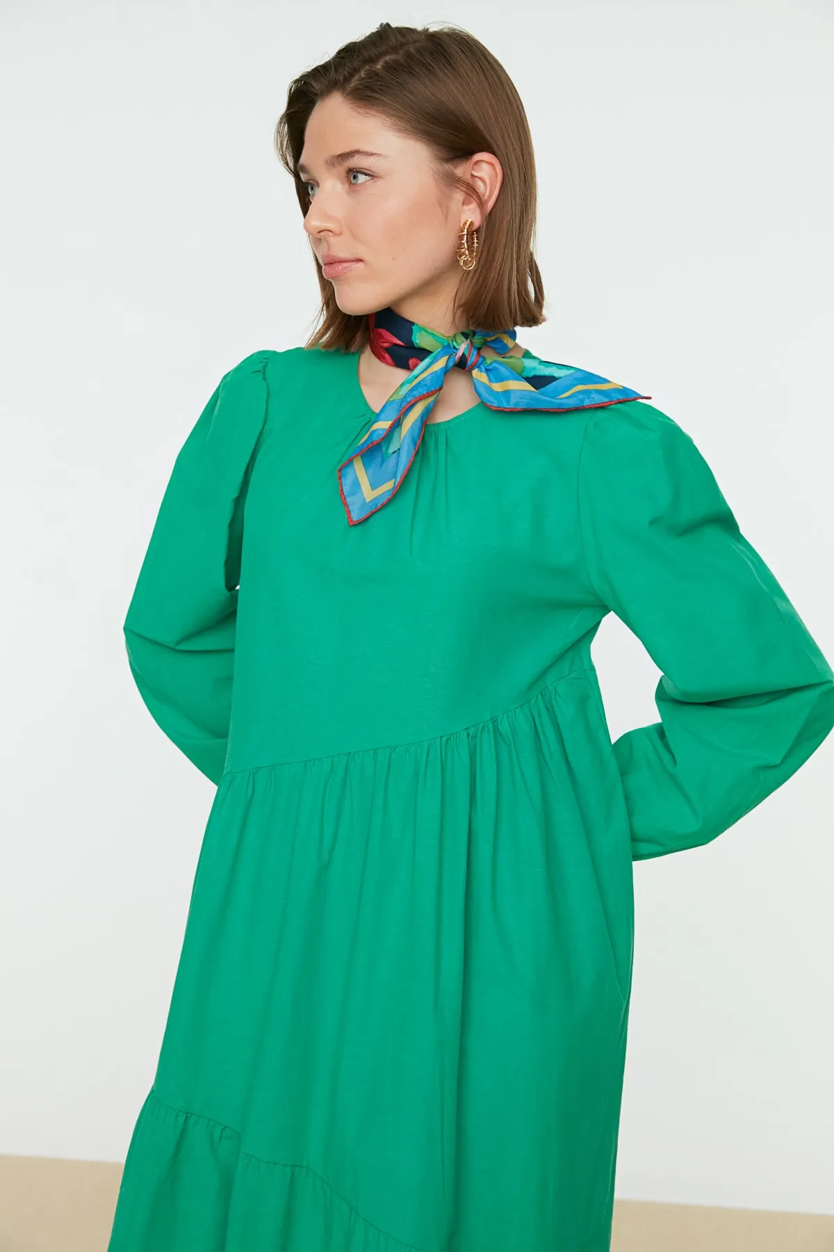 Trendyol Modest  Grünes, gewebtes Baumwollkleid mit weitem Schnitt und Raffung TCTSS21EL3470