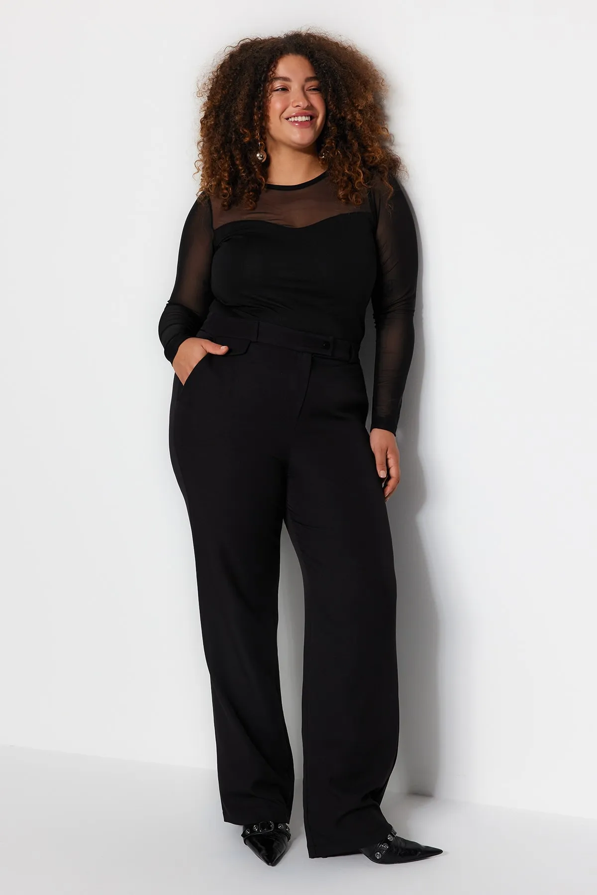Trendyol Curve  Schwarze, gerade geschnittene Webhose mit hoher Taille TBBAW24AR00000