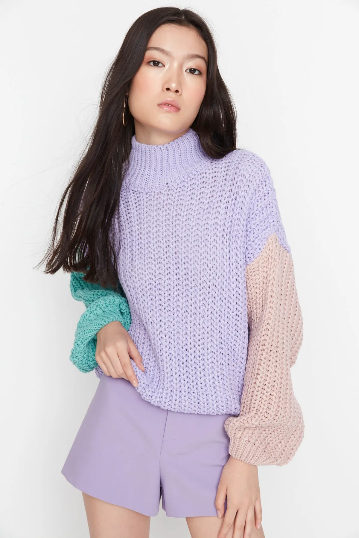 Trendyol Collection  Lilafarbener, weich strukturierter Strickpullover mit Farbblockdesign und weiter Passform TWOAW21KZ0271