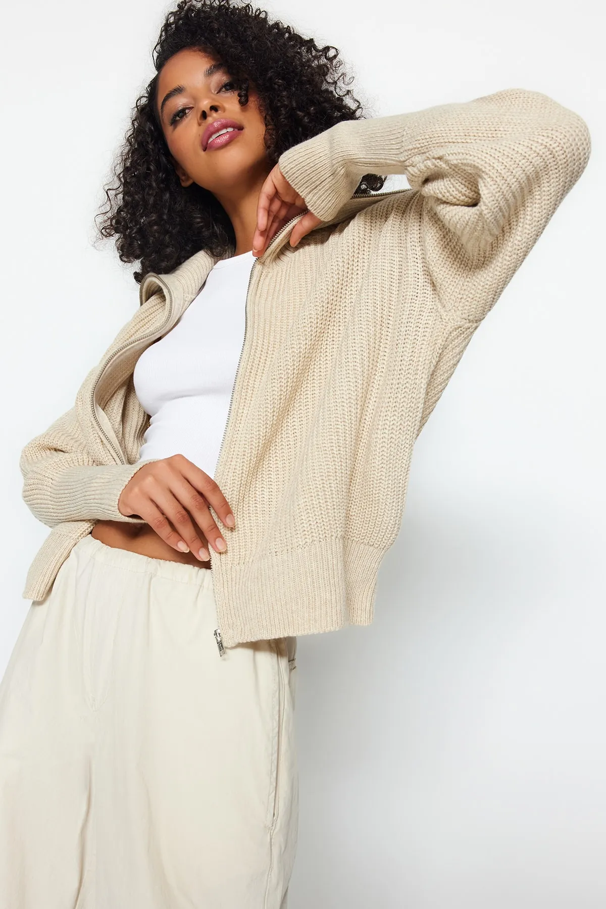 Trendyol Collection  Steinfarbener Strick-Cardigan mit Degaje-Kragen und Reißverschluss TWOAW24HI00072