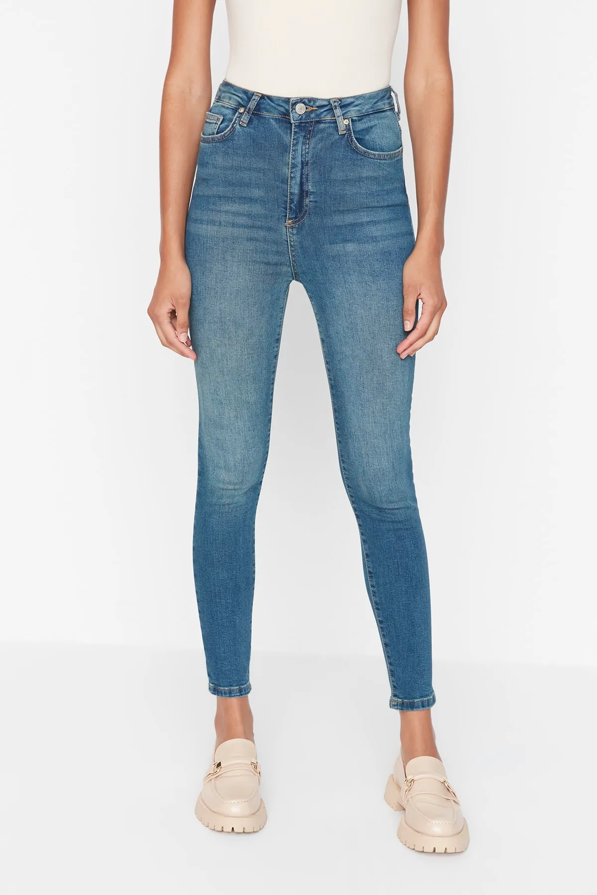 Trendyol Collection  Dunkelblaue Skinny-Jeans mit superhoher Taille TWOSS22JE0560