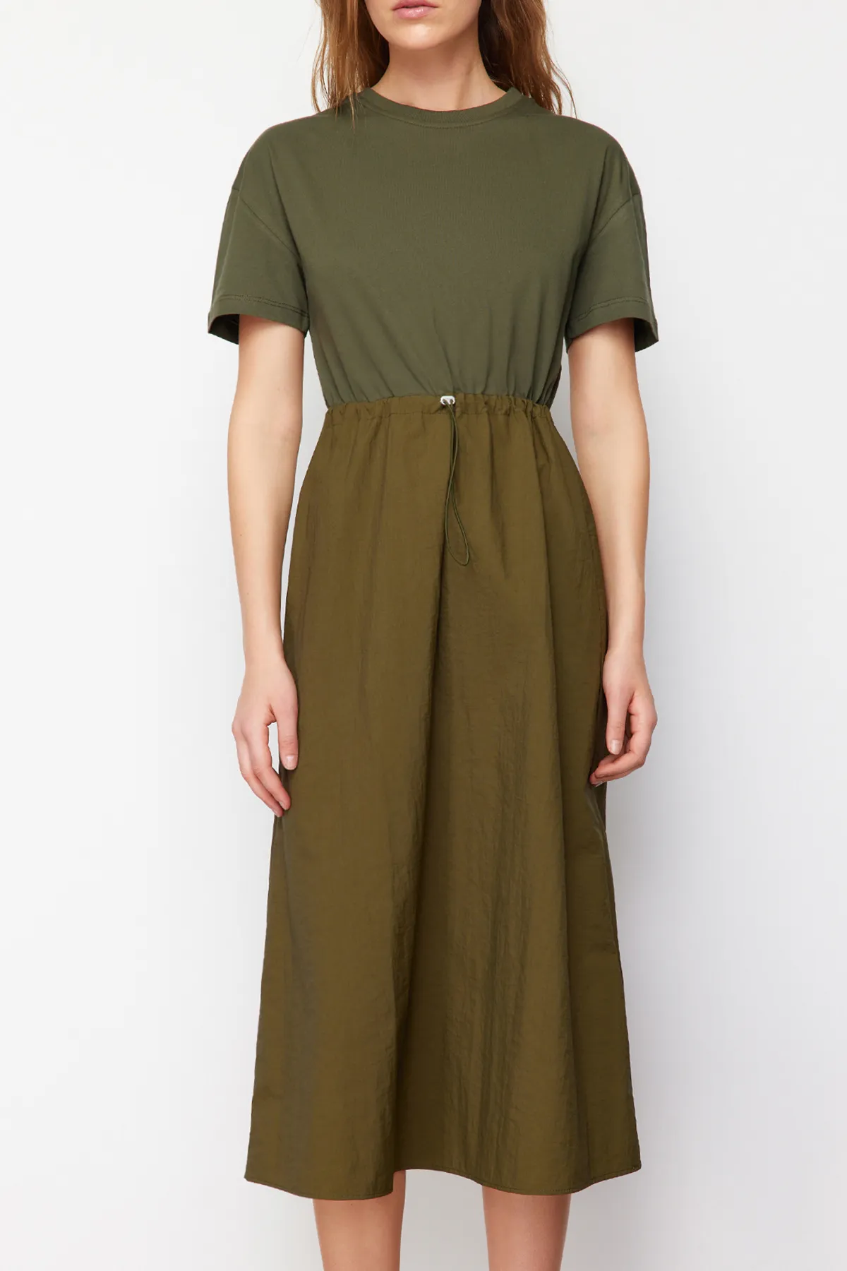 Trendyol Collection  Khakifarbenes A-Linien-Midikleid aus Strickstoff mit Detail TWOSS24EL00447