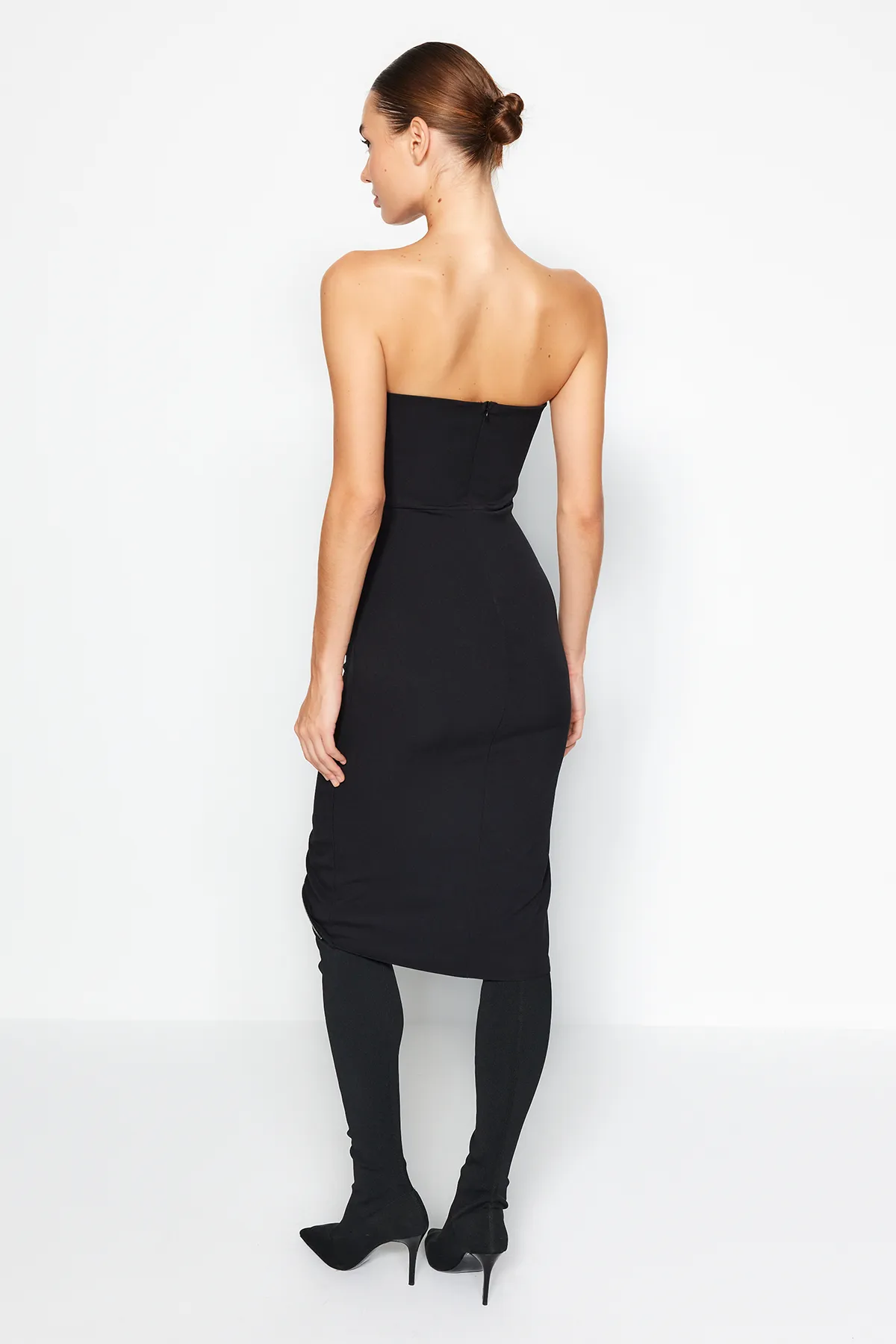 Trendyol Collection  Schwarzes elegantes Abendkleid mit passenden Accessoires TPRAW24EL00217
