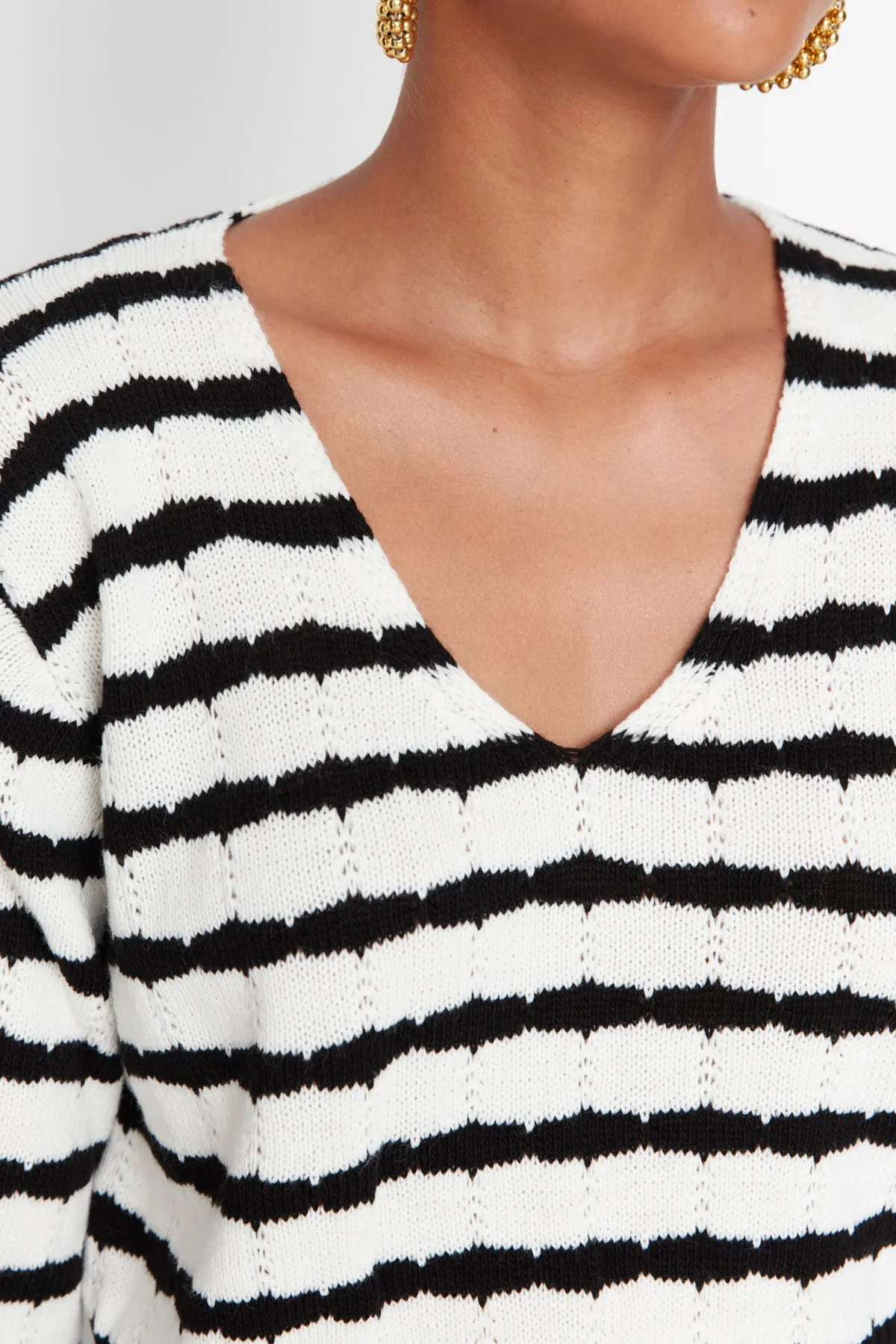 Trendyol Collection  Schwarzer kurzer Strickpullover mit Streifen TWOAW23KZ00634
