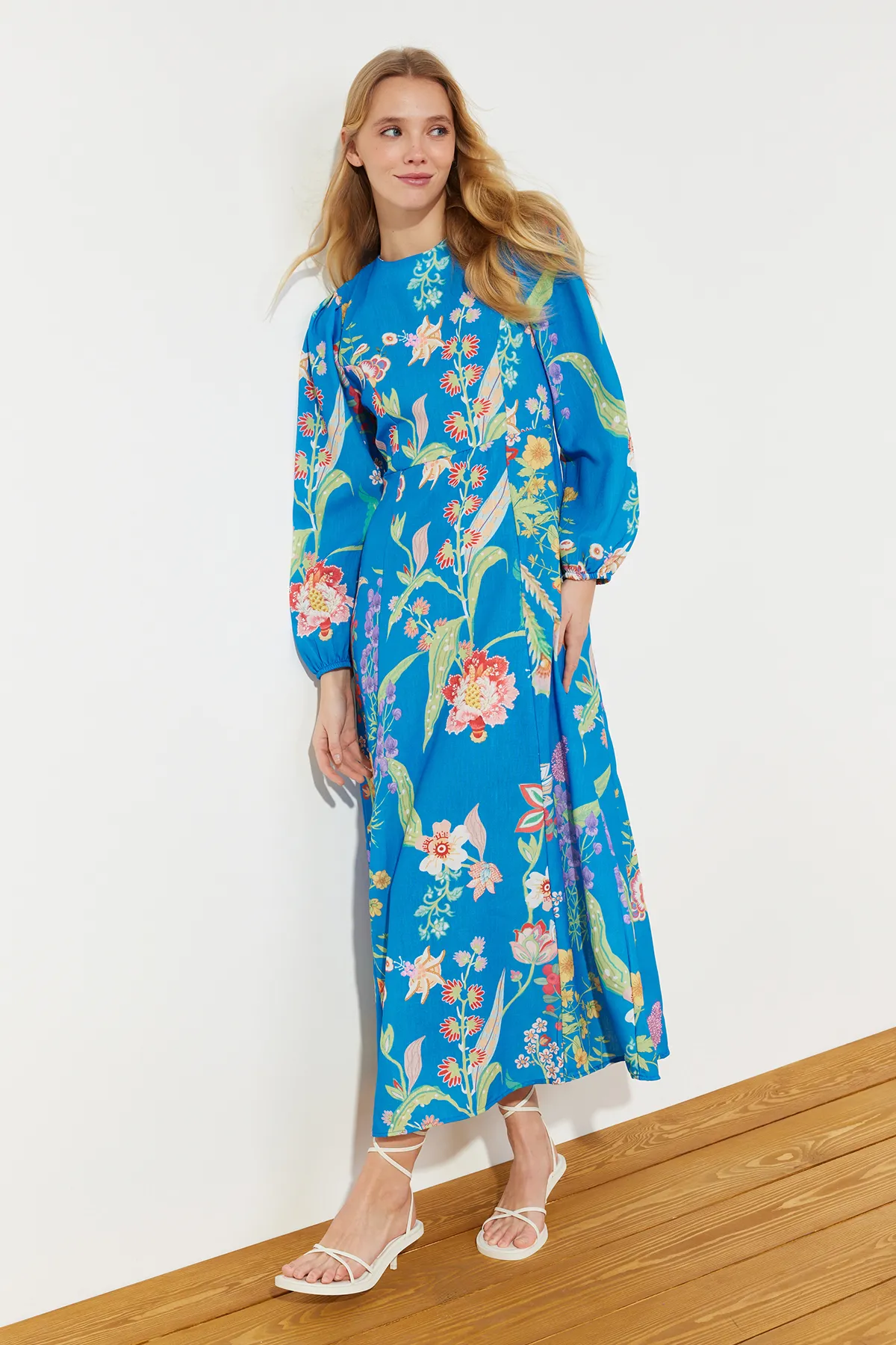Trendyol Modest  Saks-Kleid in gewebter Leinenoptik mit Blumenmuster TCTSS24EB00102