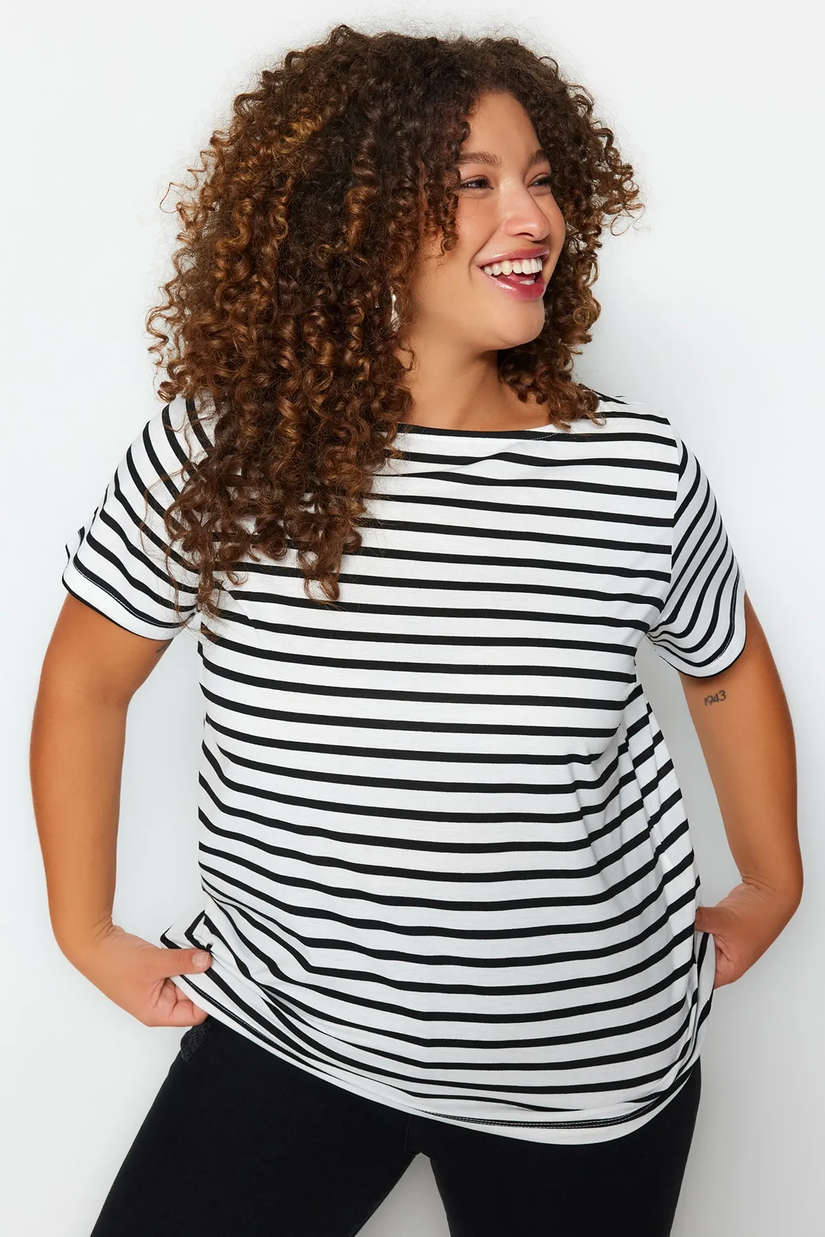 Trendyol Curve  Schwarz-weiß gestreiftes Strick-T-Shirt mit U-Boot-Ausschnitt TBBSS23BF00018