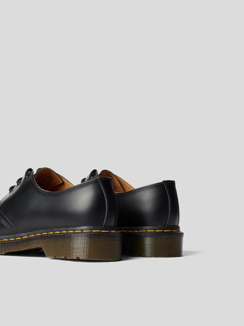 Halbschuhe aus Leder in schwarz