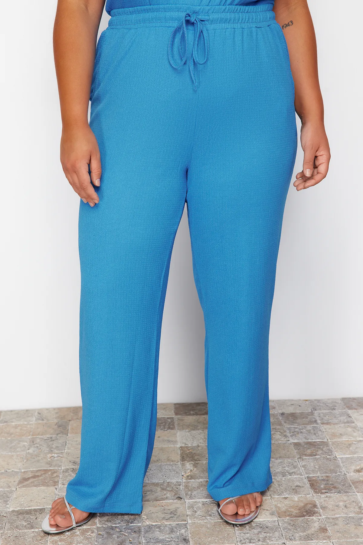 Trendyol Curve  Saks T-Shirt-Hosen-Set aus gestricktem Oberteil und Unterteil TBBSS24CP00003