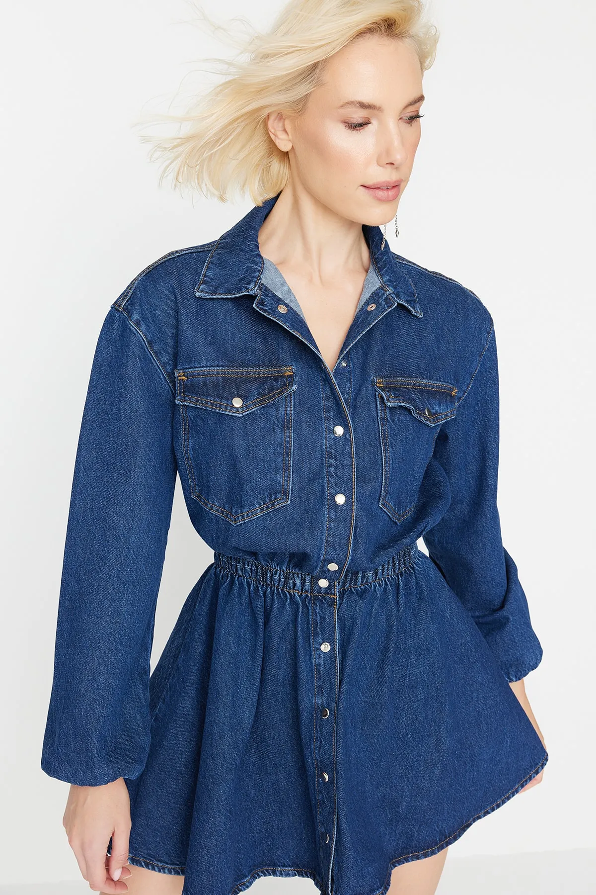 Trendyol Collection  Elegantes Kleid aus marineblauem Denim mit elastischer Taille TPRAW23EL00420