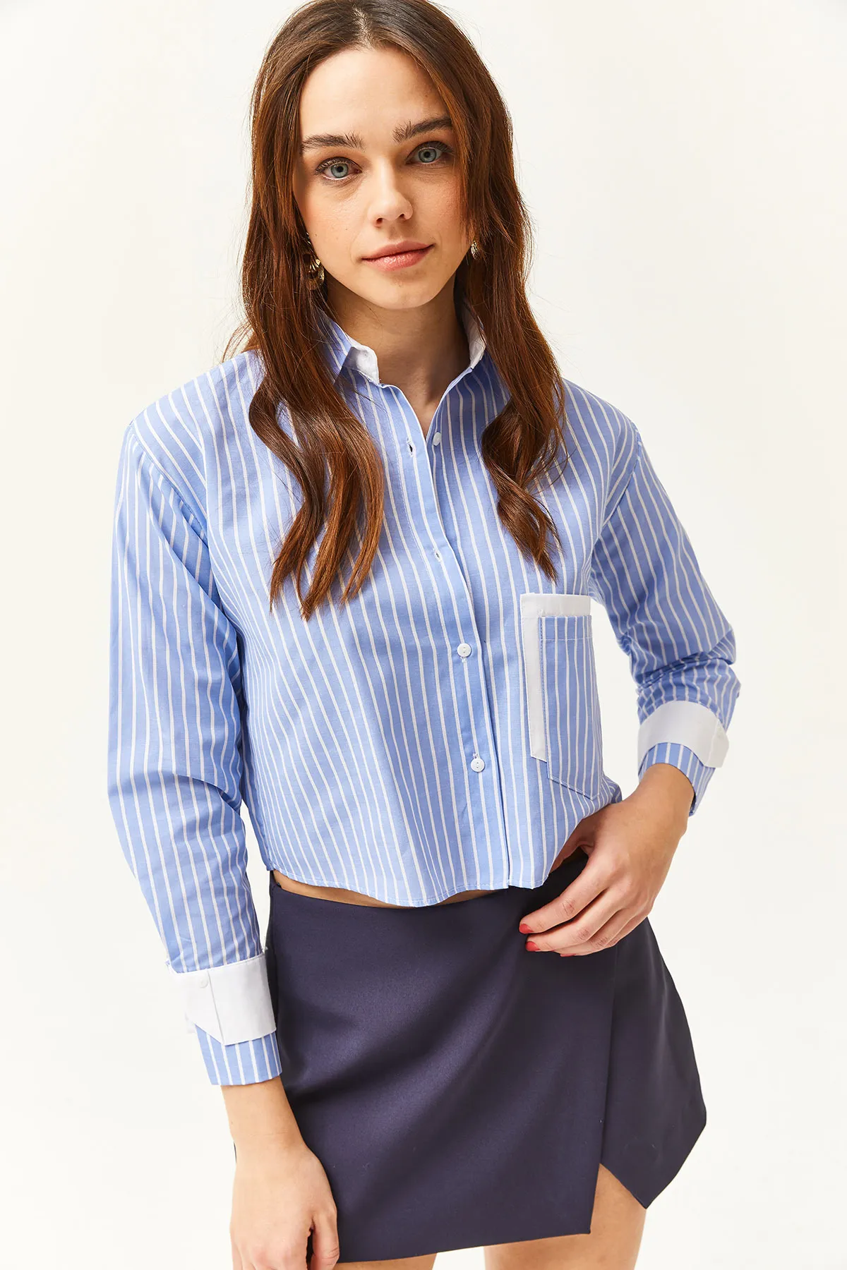 Olalook  Blau-weiß gestreiftes Crop-Shirt für Damen mit Taschen- und Manschettendetail GML-19001169