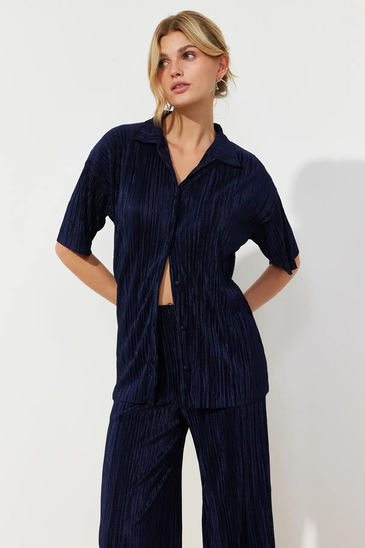Trendyol Collection  Marineblaues, plissiertes, weit geschnittenes Hemd und Hose aus Strickoberteil TWOSS23AU00021