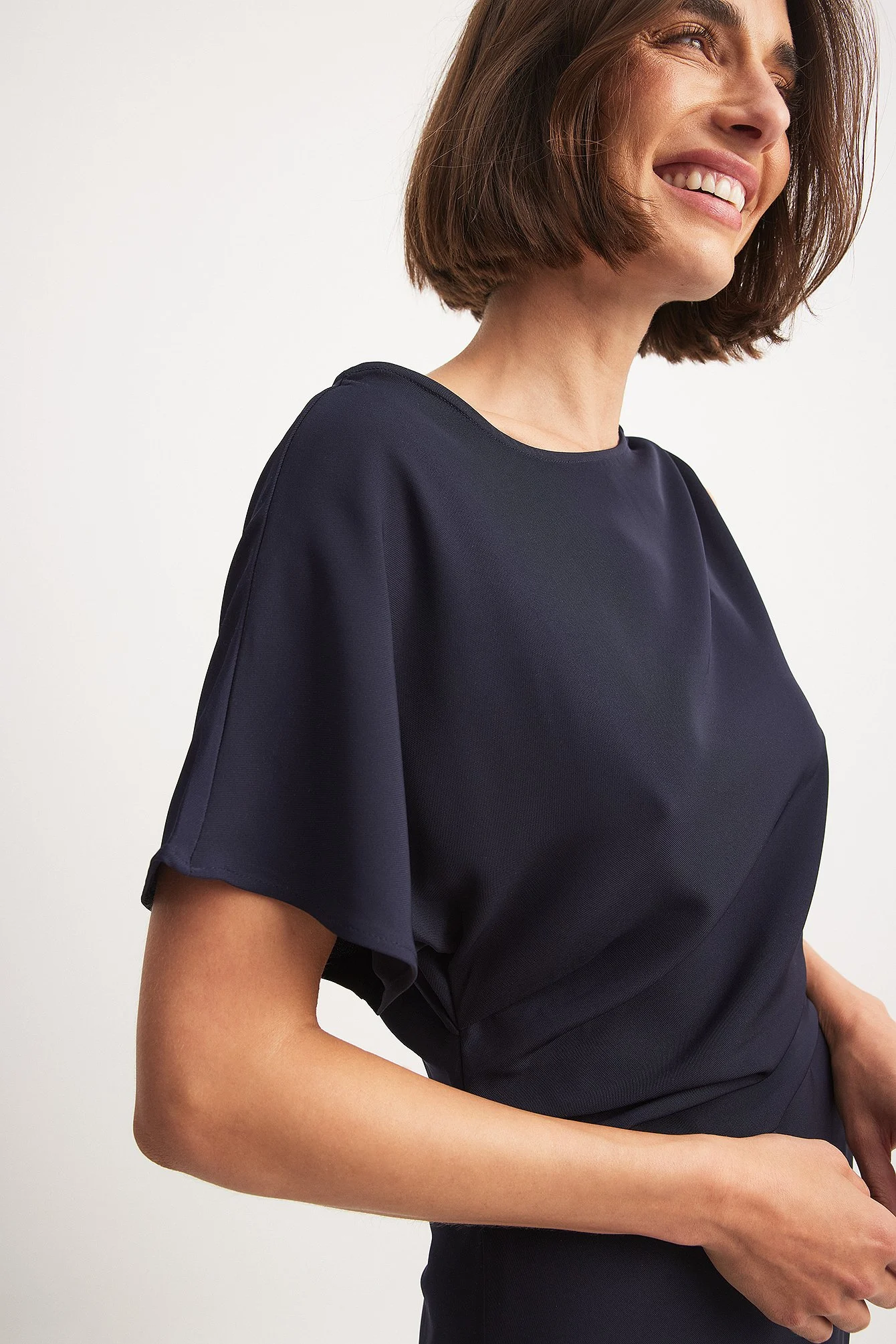 Gewebtes asymmetrisches, einseitig schulterfreies Kleid mit drapierten Details