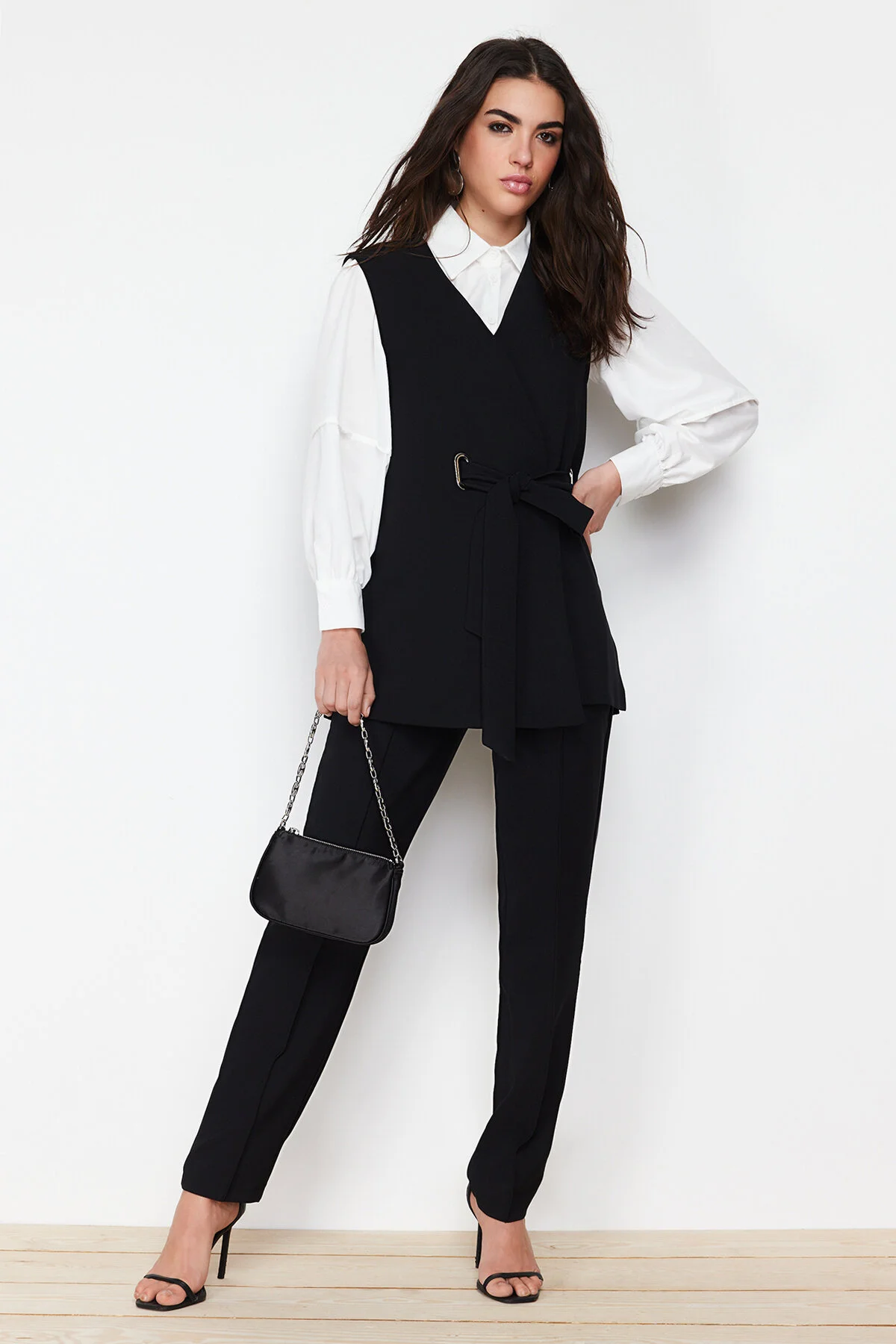 Trendyol Modest  Schwarzes Accessoire-Set mit Weste, Hose, Oberteil und Unterteil aus gewebtem Stoff mit detailliertem Ausschnitt TCTSS24US00035