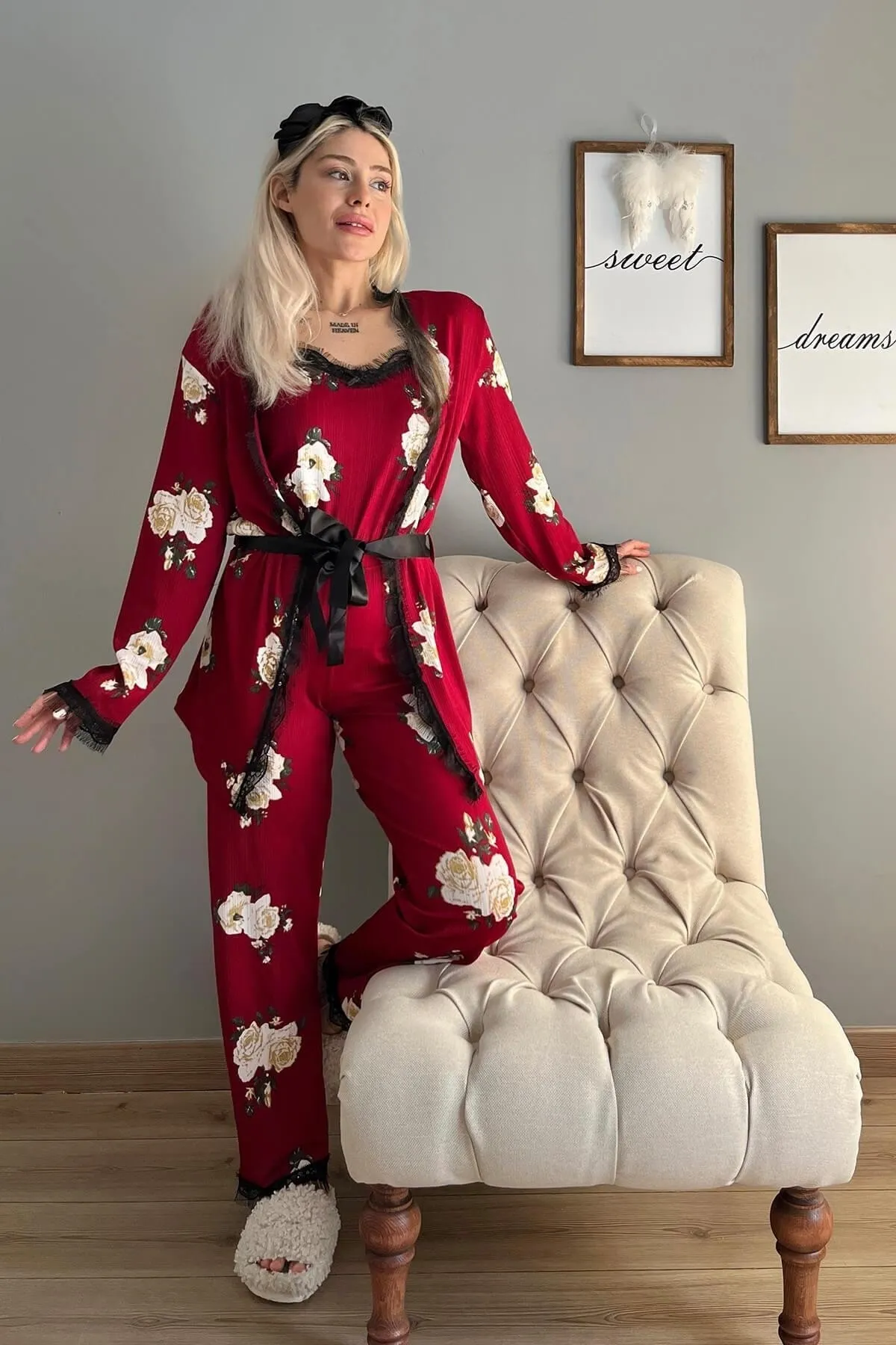 Pijamaevi  Burgunderfarbenes Pegasus-Pyjama-Set mit Blumenmuster und Morgenmantel