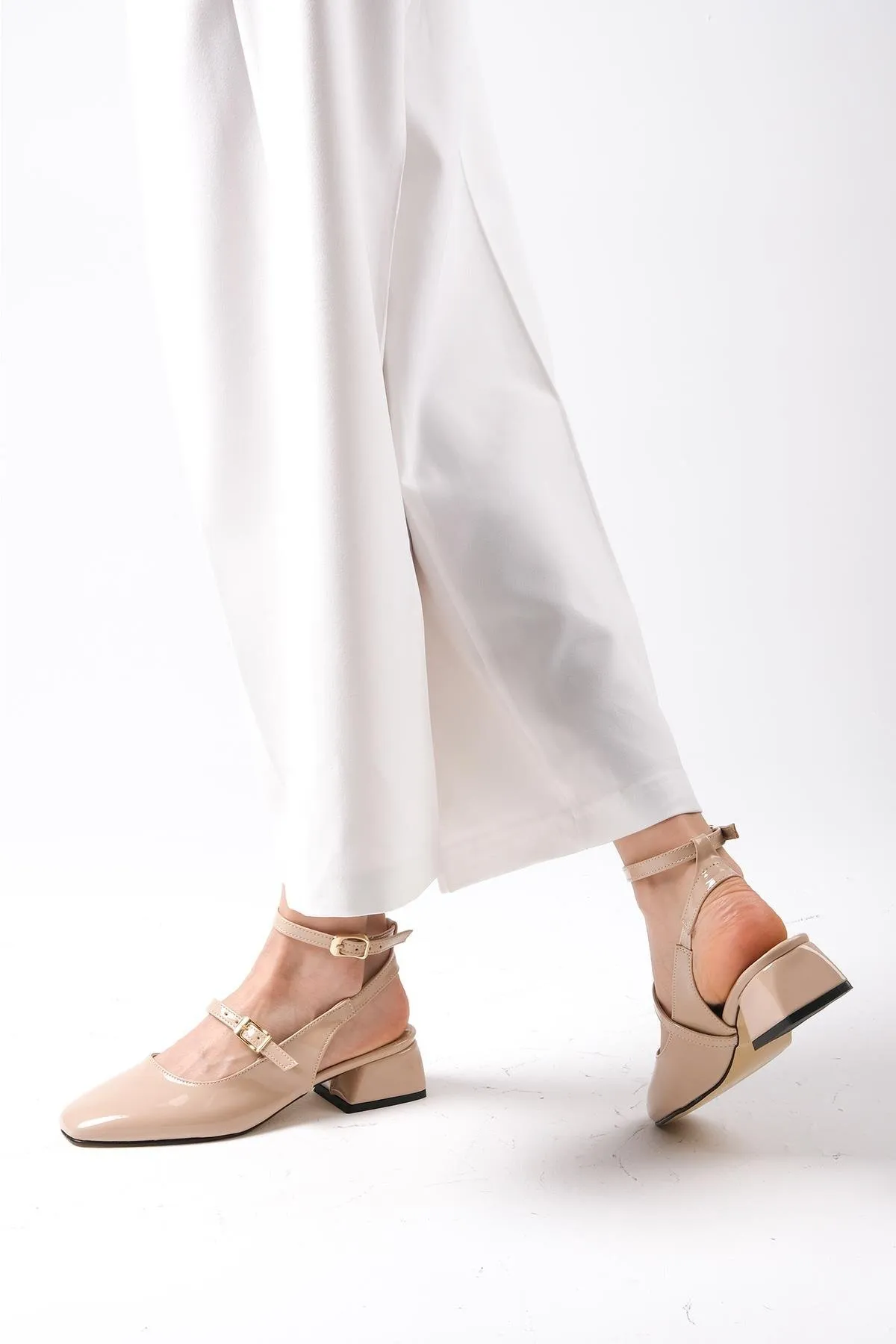 Mio Gusto  Audrey nackte Damenschuhe aus Lackleder mit offenem Rücken und kurzem Absatz