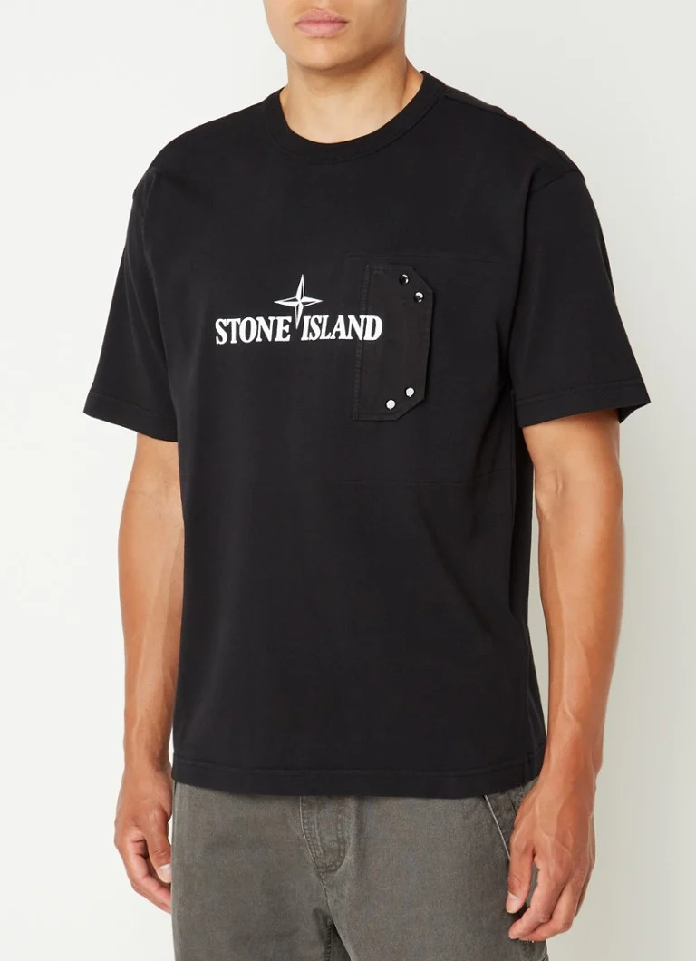 Tricou Stone Island 21079 cu logo imprimat și buzunar la piept.