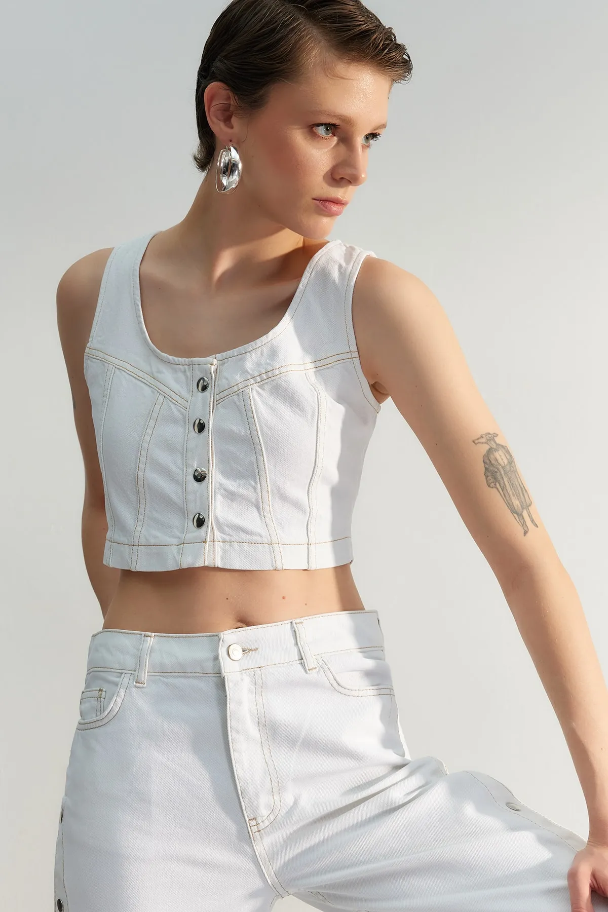 Trendyol Collection  Weißes Jeans-Bustier in limitierter Auflage mit Nieten-Detail TWOSS23BS00015