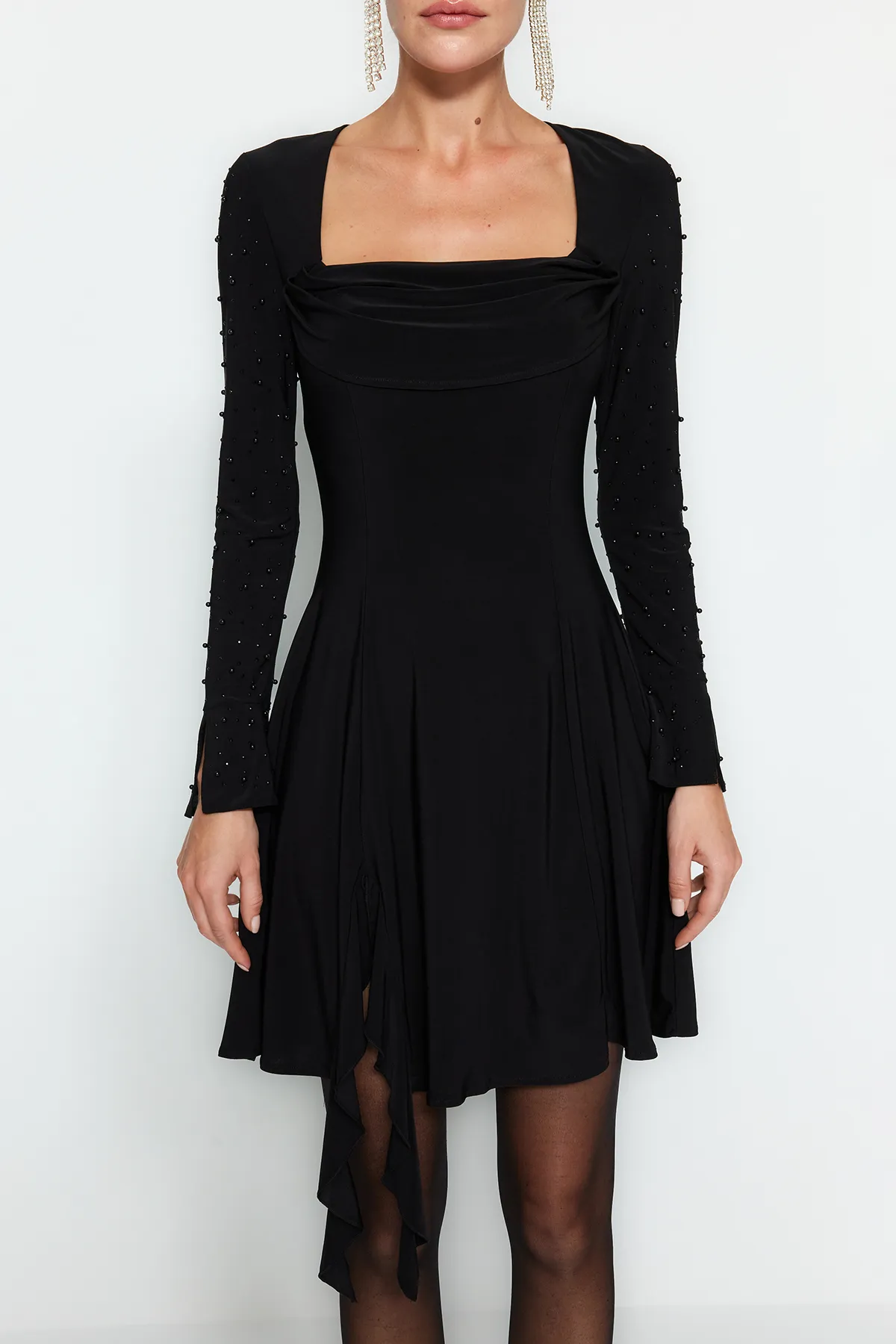 Trendyol Collection  Elegantes Abendkleid mit schwarzen Perlenaccessoires TPRAW24EL00259