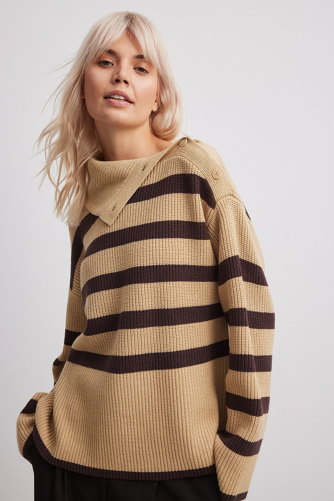 Gestreifter Rollkragenpullover aus Strick