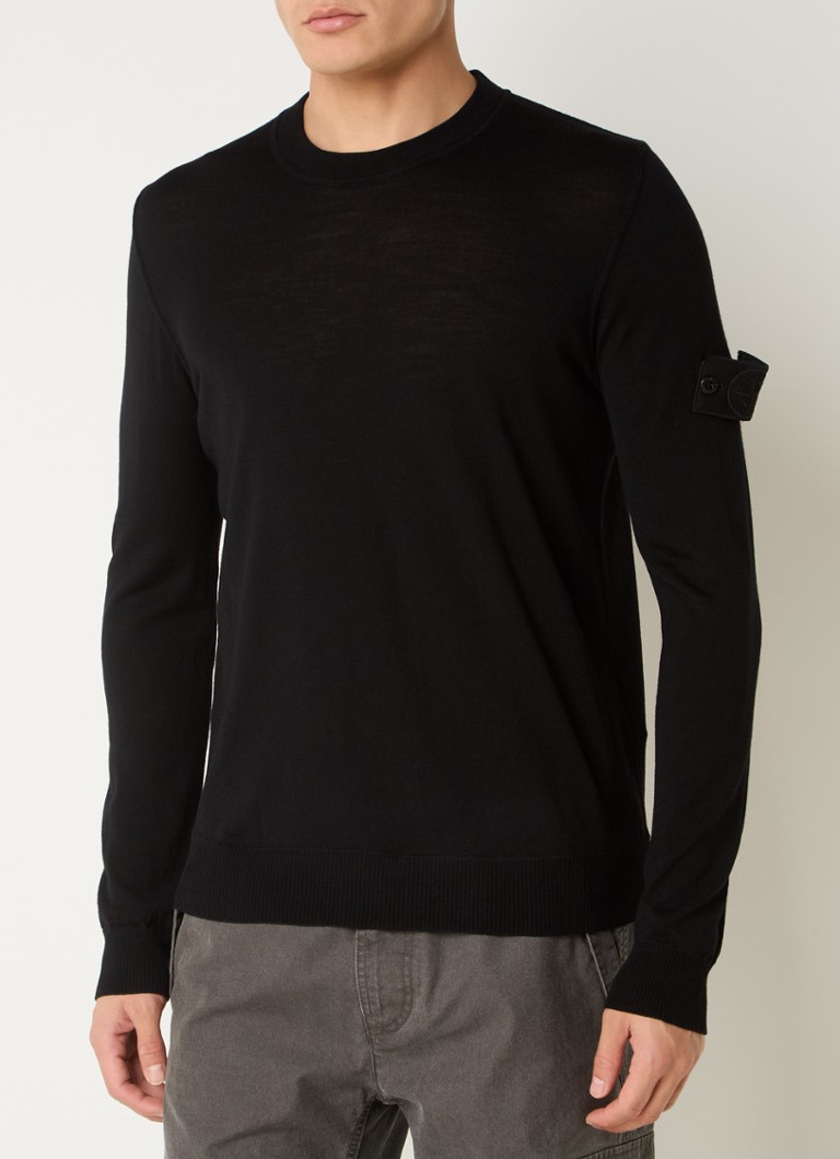 Maglione Stone Island 566FC in lana pregiata con logo, lavorato a maglia con precisione.