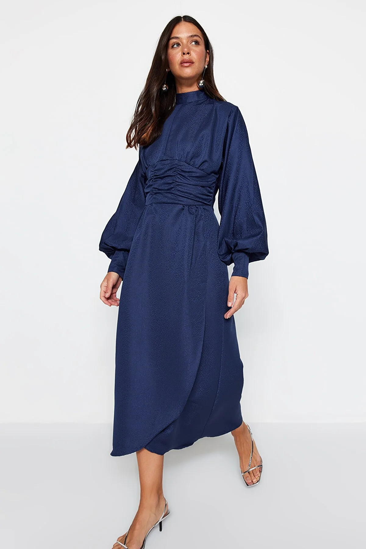 Trendyol Modest  Marineblaues Abendkleid mit drapierter Taille und Ballonärmeln, selbst gemustert TCTSS23DB00017