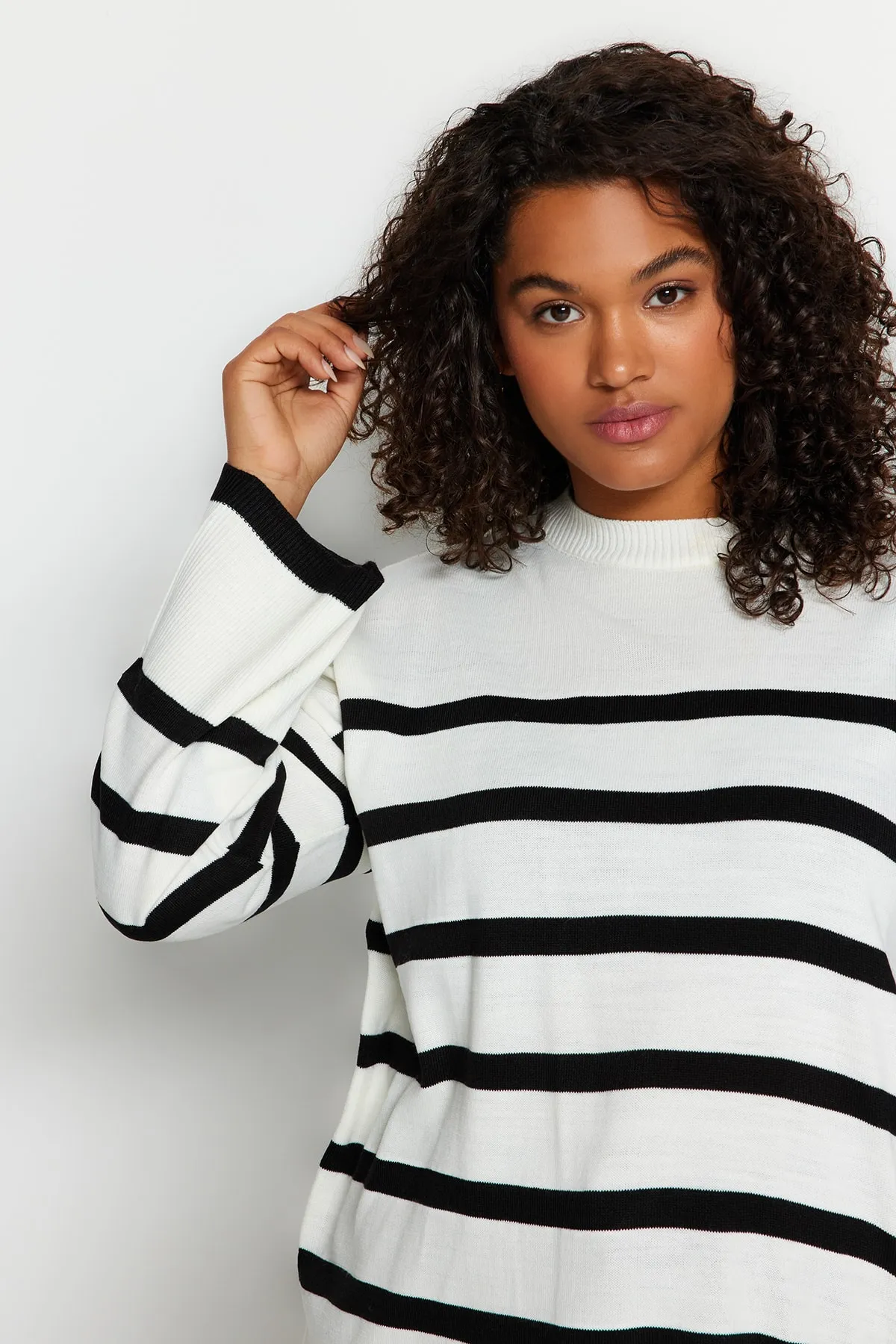 Trendyol Curve  Ecru gestreifter Strickpullover mit Rundhalsausschnitt TBBAW24AN00024