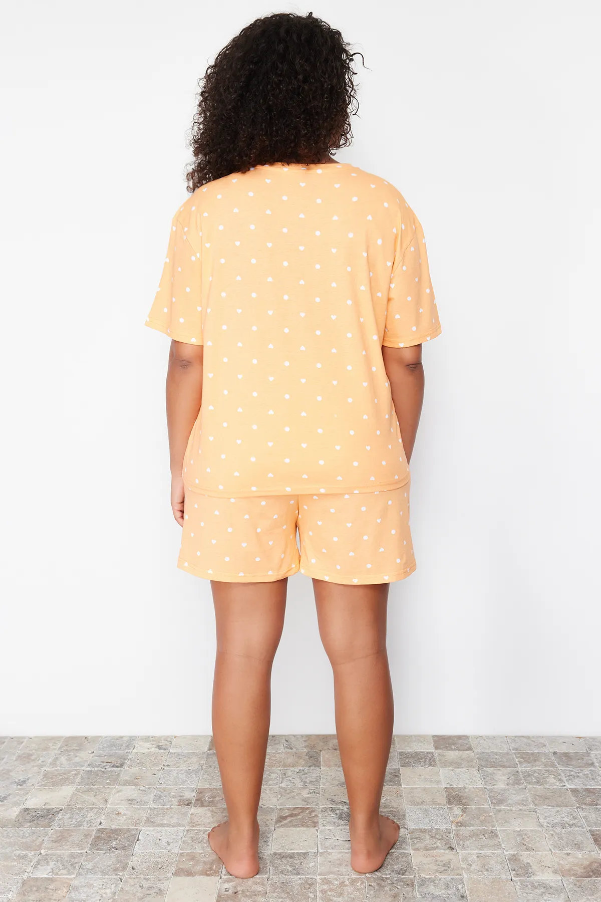 Trendyol Curve  Orangefarbenes Pyjama-Set aus Strick mit Herzmuster TBBSS24AI00025