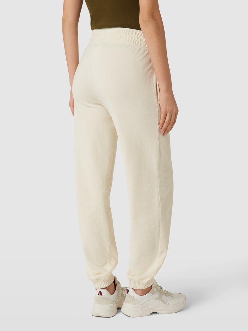 Regular Fit Hose aus Samt mit Label-Patch in offwhite