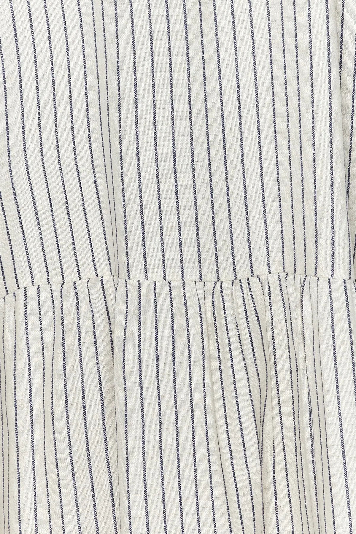 Trendyol Collection  Ecru gestreiftes, bequem geschnittenes Webkleid TWOSS23EL02346