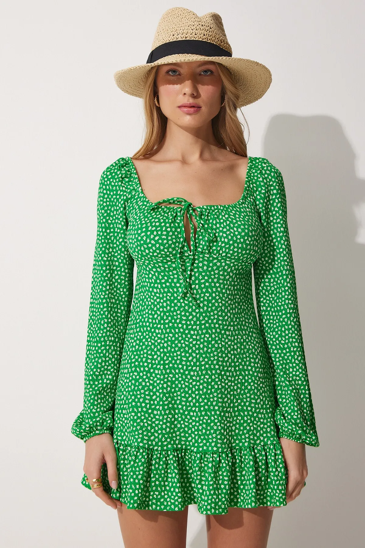 Happiness İstanbul  Grünes, geblümtes, ausgestelltes Sommer-Strickkleid mit Carmenkragen für Damen UB00040